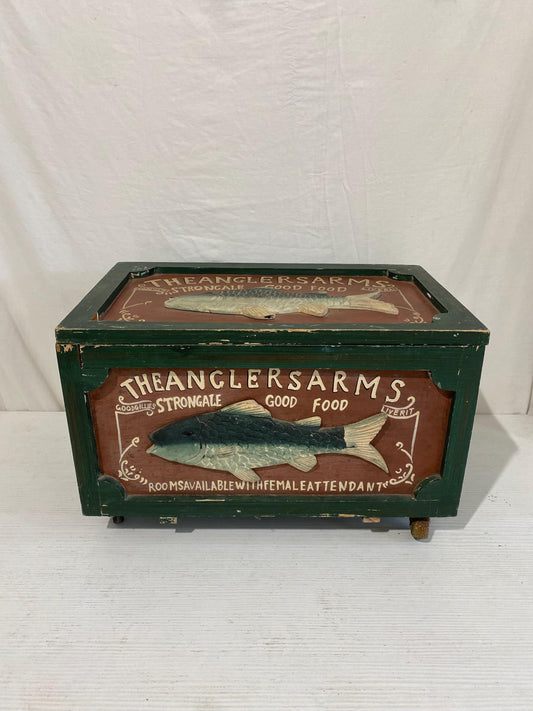 Scatola vintage in legno con rotelle 49x39x31 cm  Decorata a mano "The Anglers Arms" & "G.A. Tomkins"  stile pub rétro