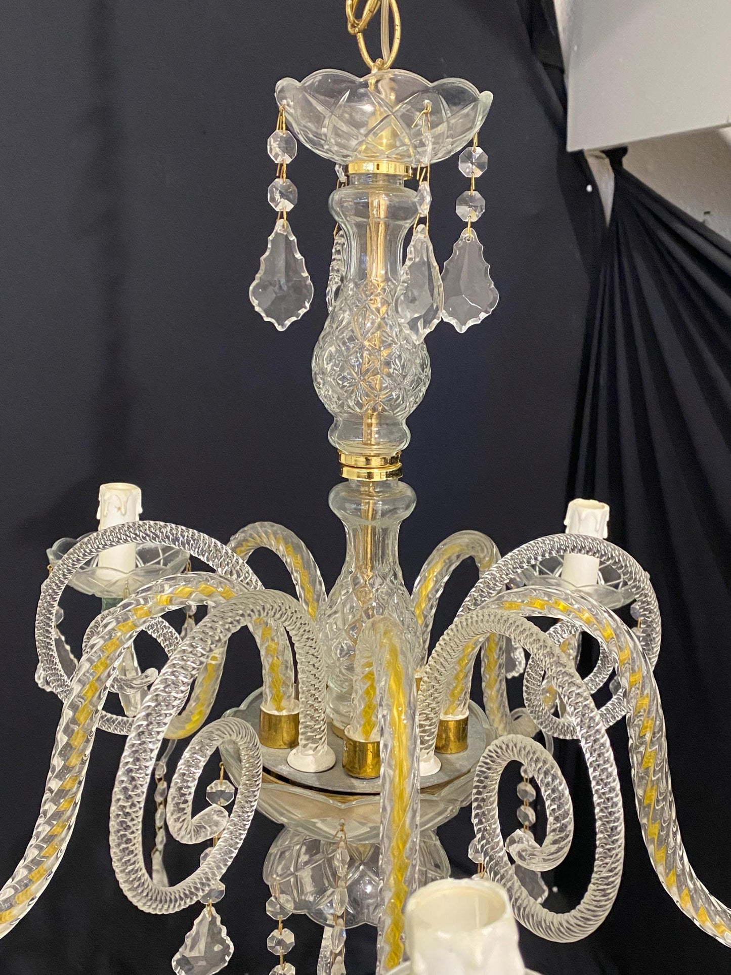 Lampadario vintage in vetro di Murano a 5 luci con pendenti, cristalli e dettagli oro, 40x60 cm regolabile  stile classico raffinato