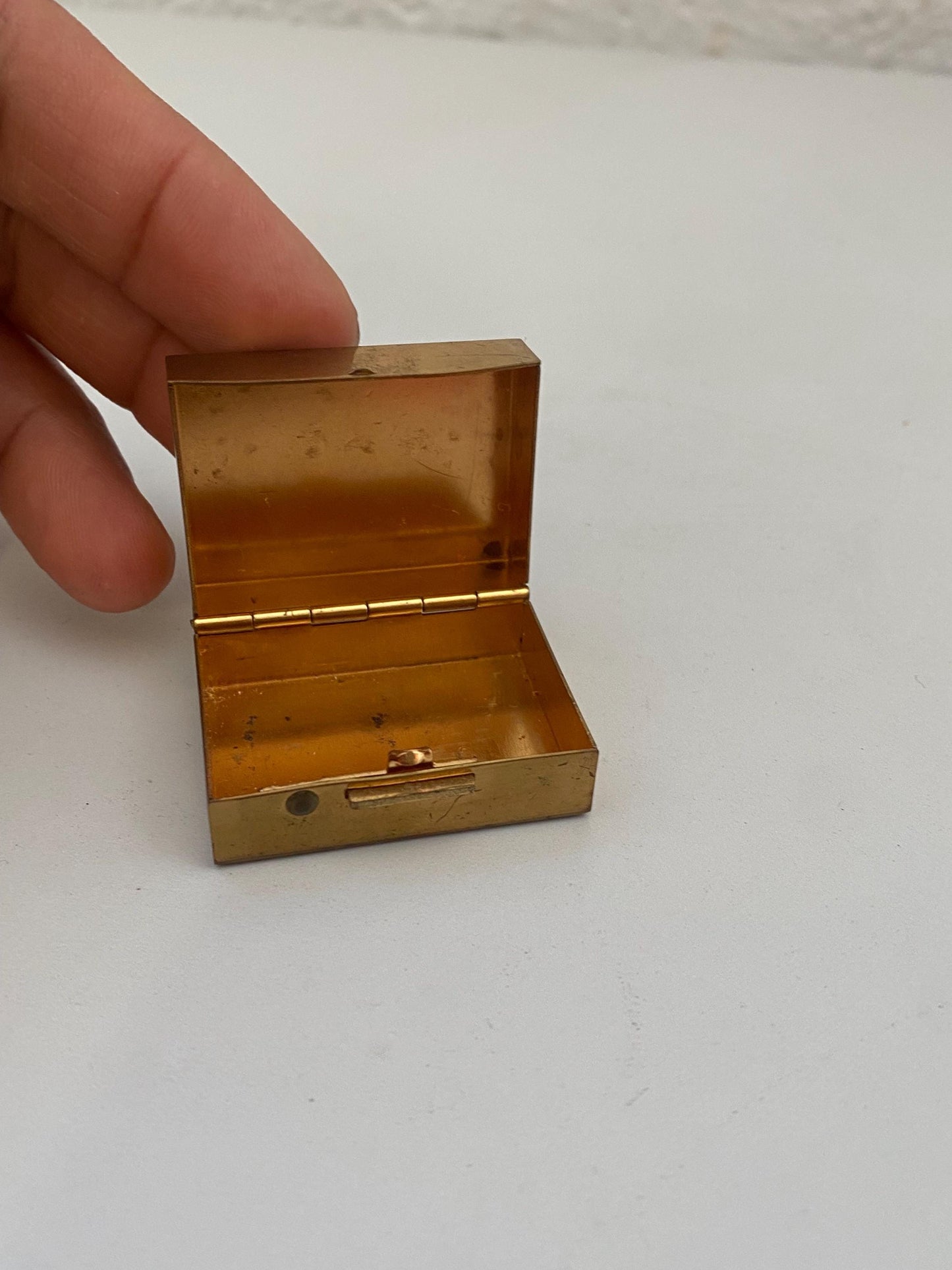 Portapillole vintage in ottone inciso con fiori e ombrello  scatolina da collezione 4x3x2 cm