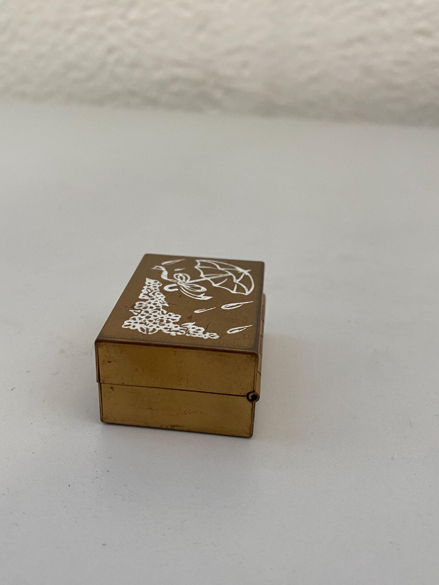 Portapillole vintage in ottone inciso con fiori e ombrello  scatolina da collezione 4x3x2 cm