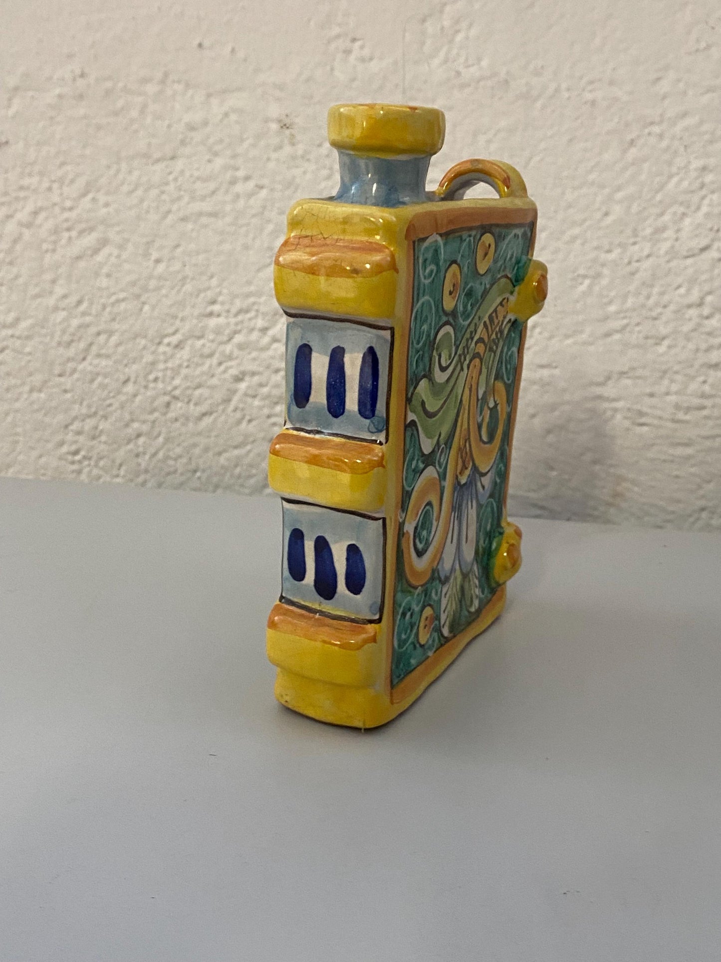 Fiaschetta vintage in ceramica a forma di libro  Dipinta a mano Deruta  17,5x12,5x4,5 cm