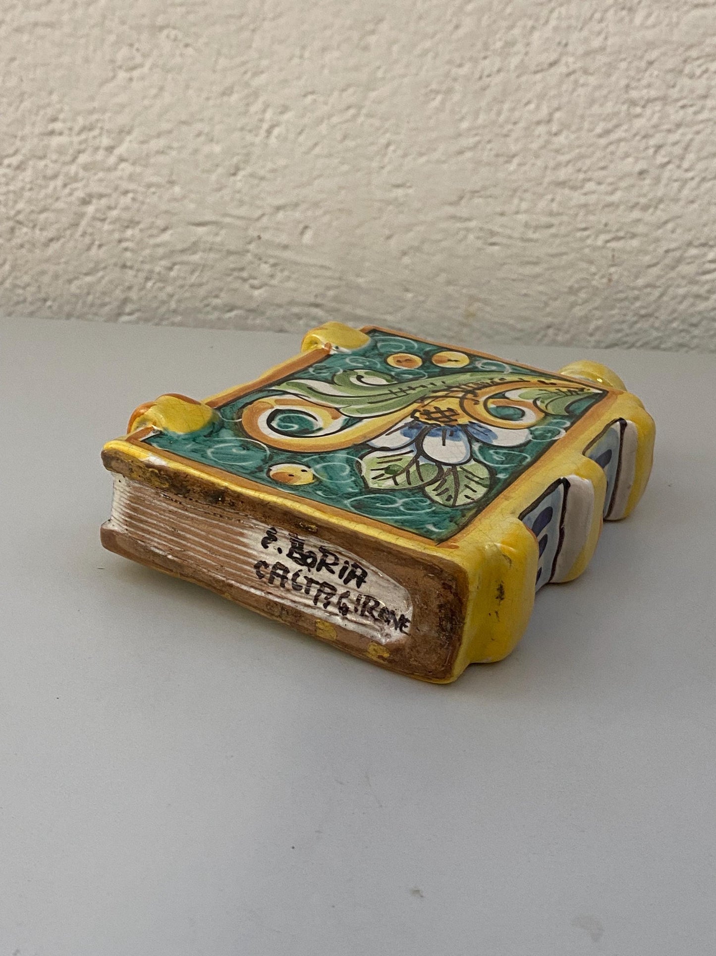 Fiaschetta vintage in ceramica a forma di libro  Dipinta a mano Deruta  17,5x12,5x4,5 cm