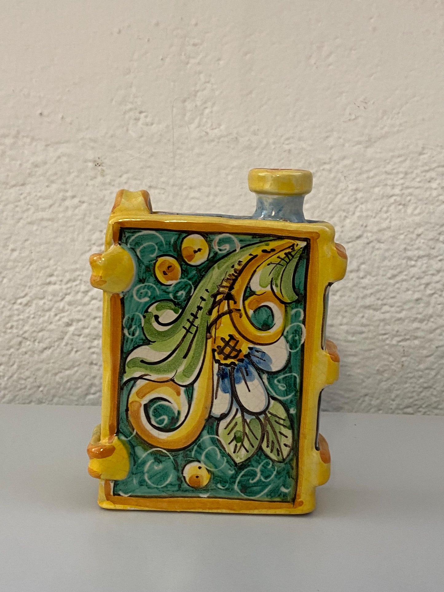 Fiaschetta vintage in ceramica a forma di libro  Dipinta a mano Deruta  17,5x12,5x4,5 cm