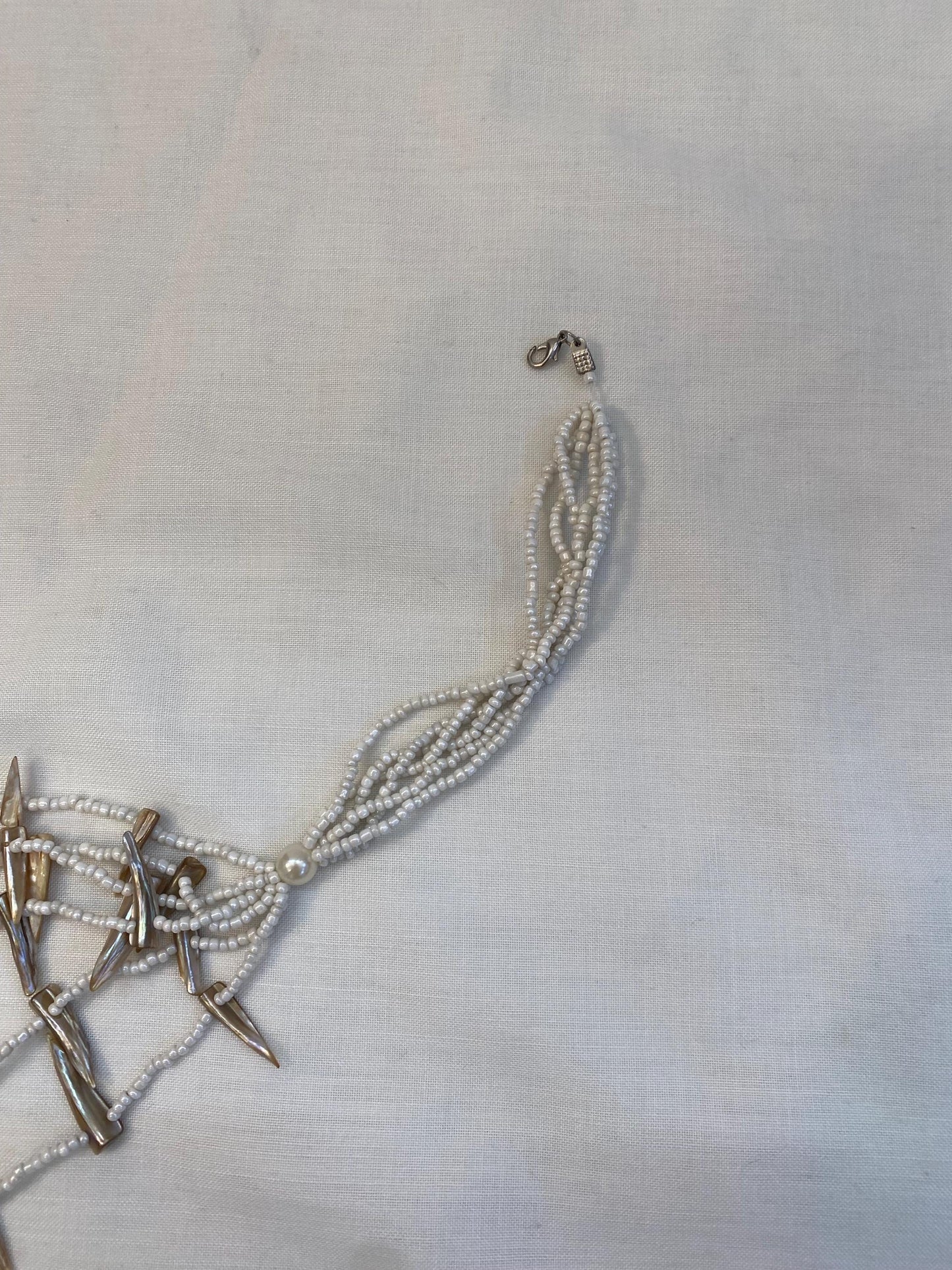 Collana etnica con punte in madreperla | Collier boho multistrato con perline bianche | Girocollo 67 cm stile tribale vintage