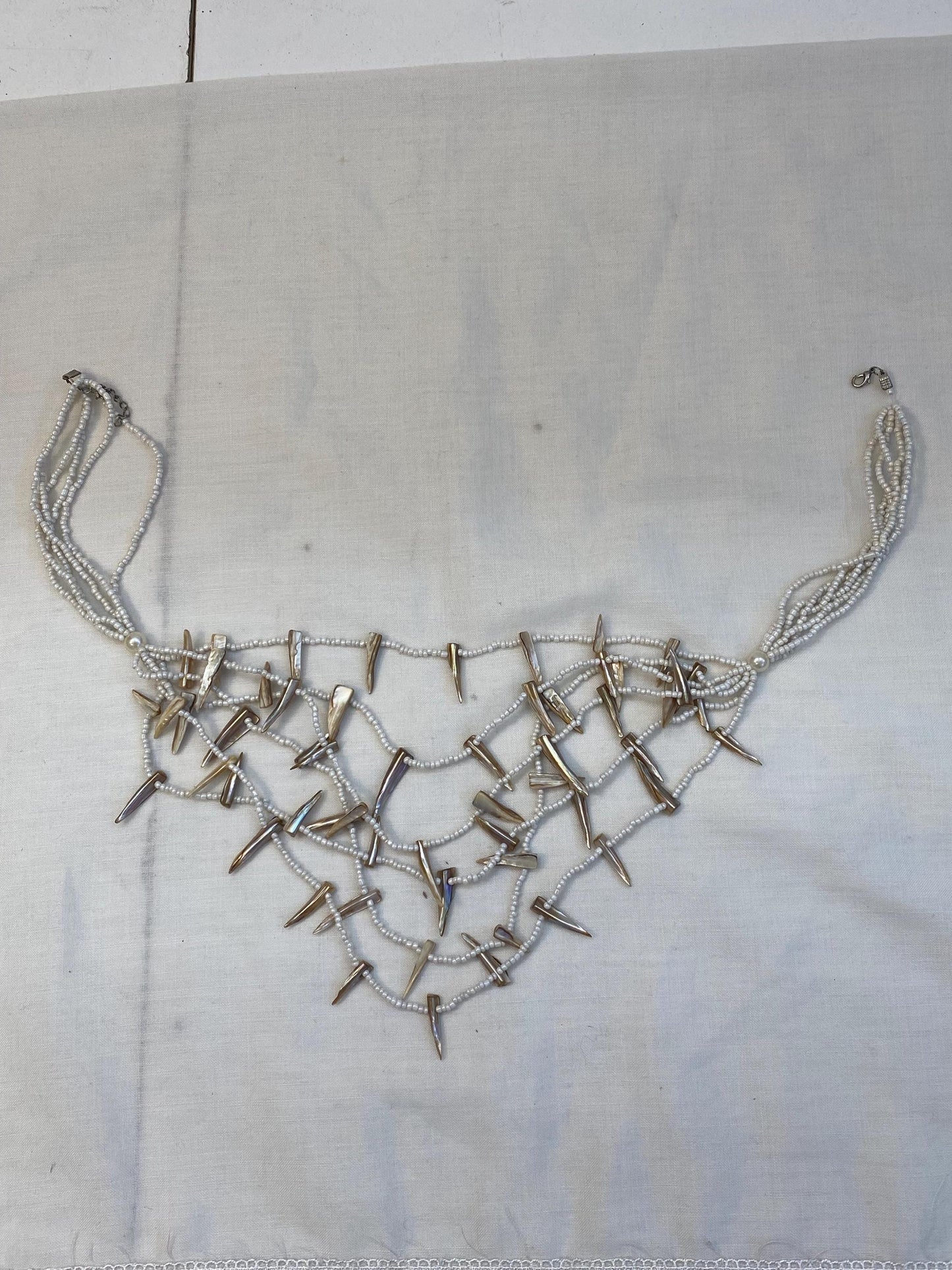 Collana etnica con punte in madreperla | Collier boho multistrato con perline bianche | Girocollo 67 cm stile tribale vintage