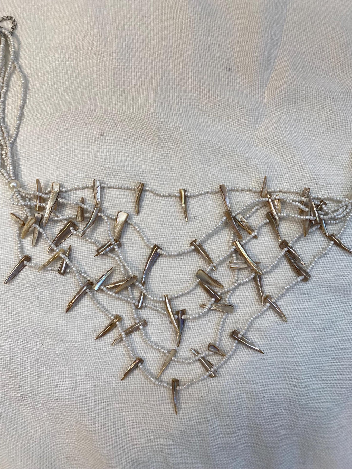 Collana etnica con punte in madreperla | Collier boho multistrato con perline bianche | Girocollo 67 cm stile tribale vintage