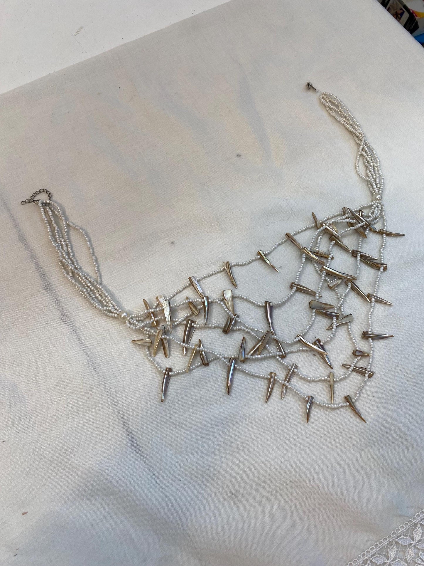 Collana etnica con punte in madreperla | Collier boho multistrato con perline bianche | Girocollo 67 cm stile tribale vintage