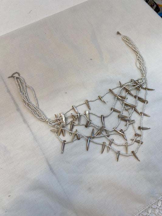 Collana etnica con punte in madreperla | Collier boho multistrato con perline bianche | Girocollo 67 cm stile tribale vintage