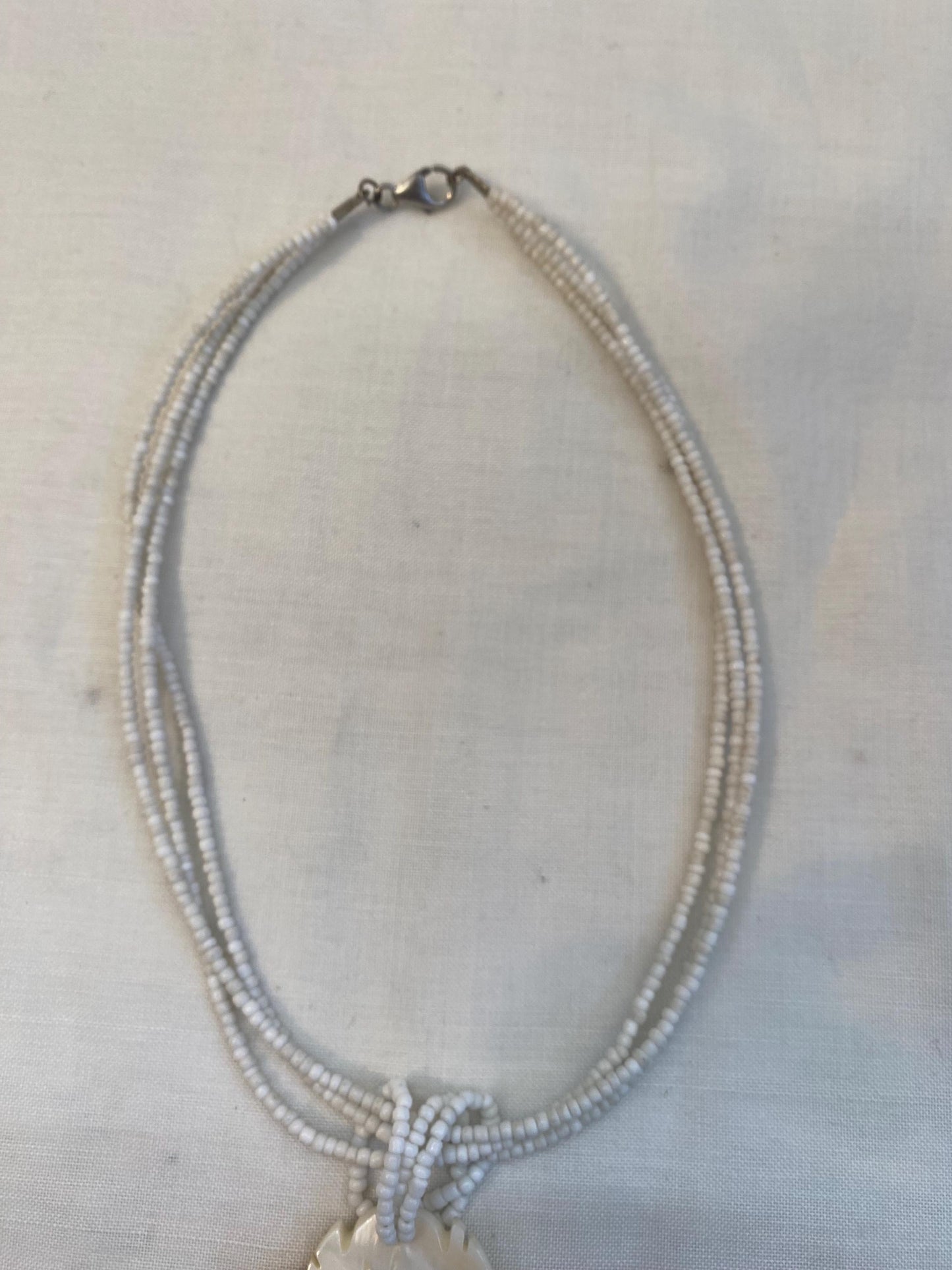 Collana con foglia in madreperla intagliata | Gioiello boho con perline bianche | Pendente 15 cm | Collana artigianale elegante