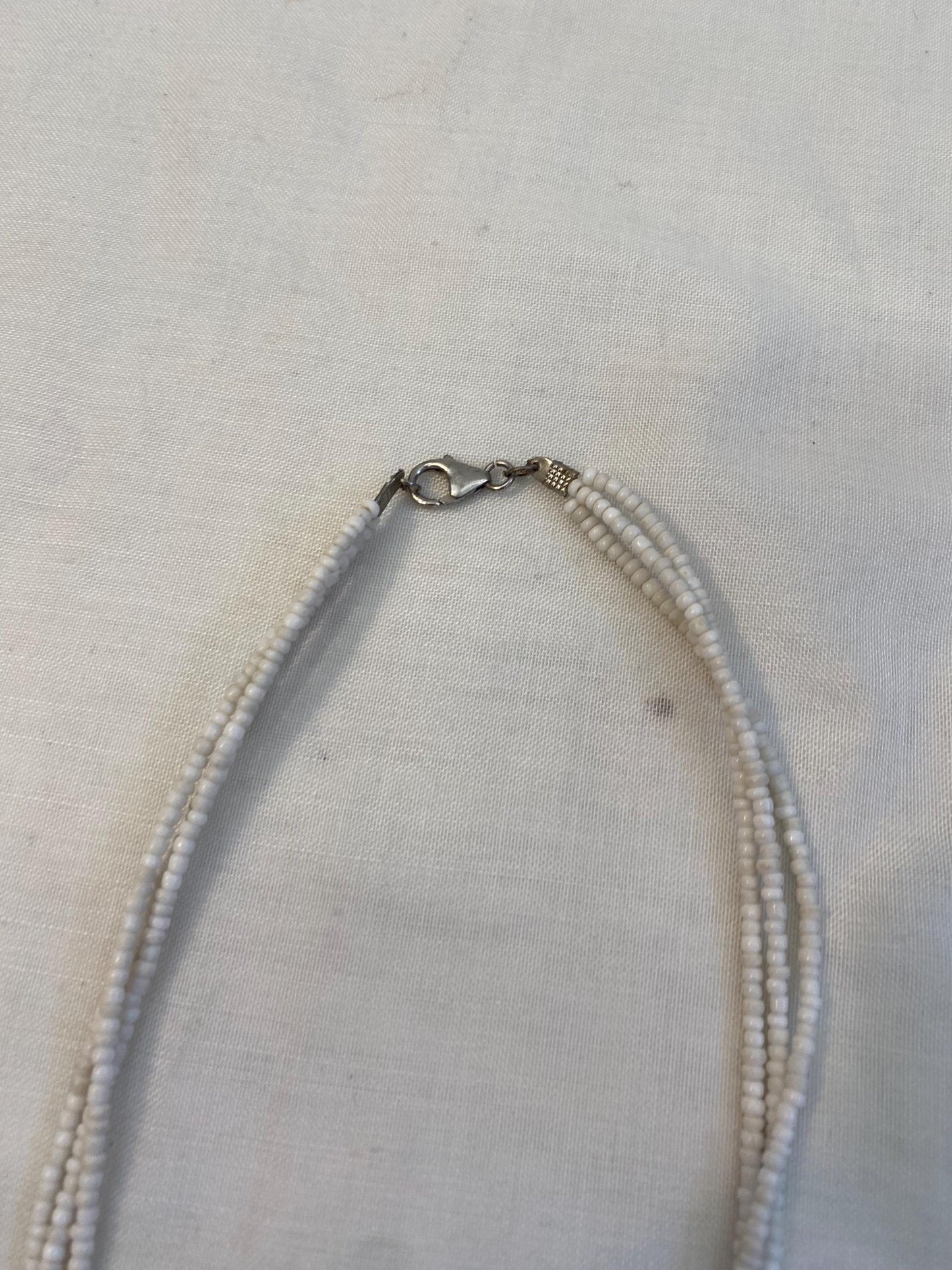 Collana con foglia in madreperla intagliata | Gioiello boho con perline bianche | Pendente 15 cm | Collana artigianale elegante