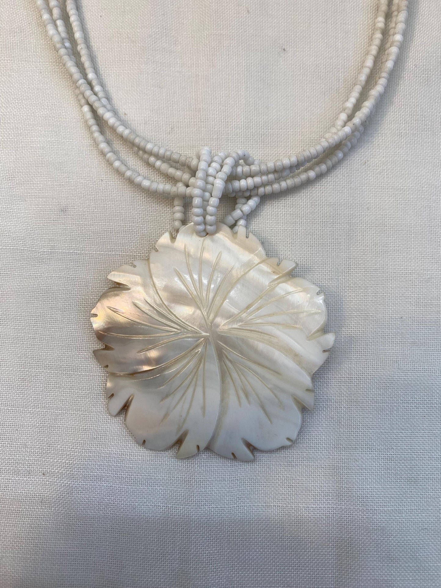 Collana con foglia in madreperla intagliata | Gioiello boho con perline bianche | Pendente 15 cm | Collana artigianale elegante
