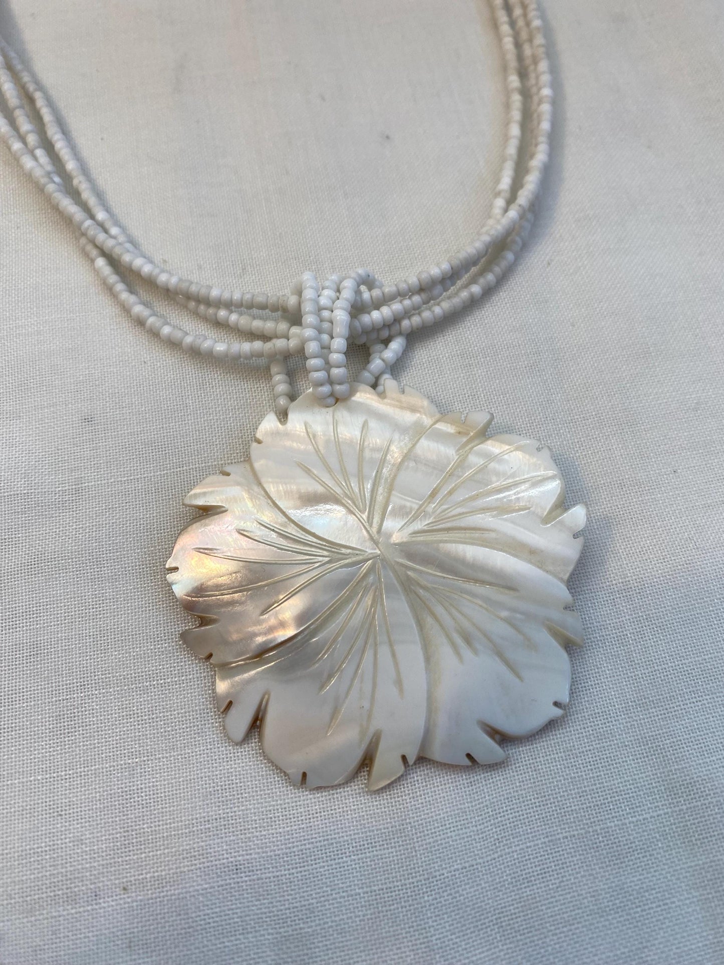 Collana con foglia in madreperla intagliata | Gioiello boho con perline bianche | Pendente 15 cm | Collana artigianale elegante