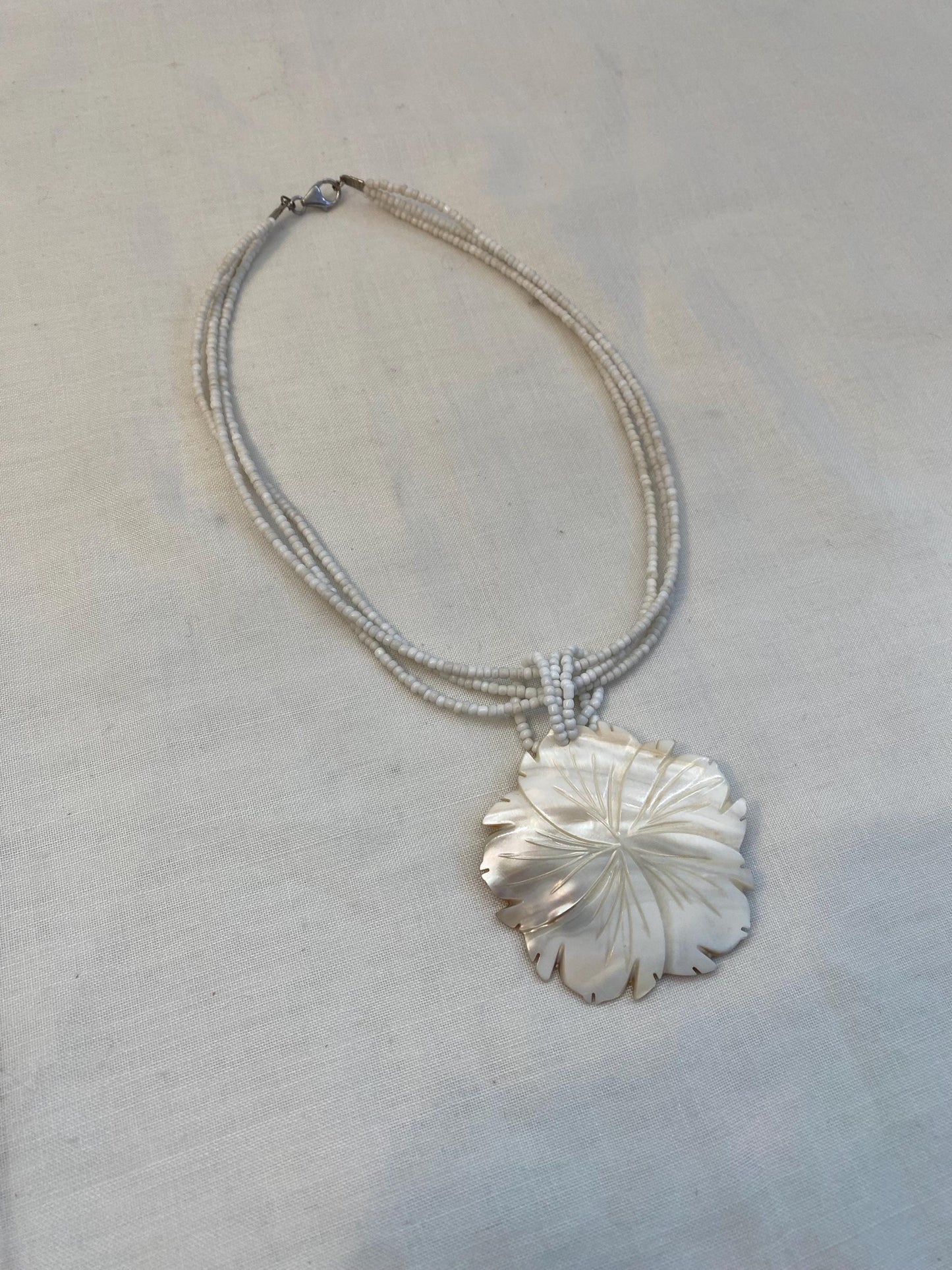 Collana con foglia in madreperla intagliata | Gioiello boho con perline bianche | Pendente 15 cm | Collana artigianale elegante