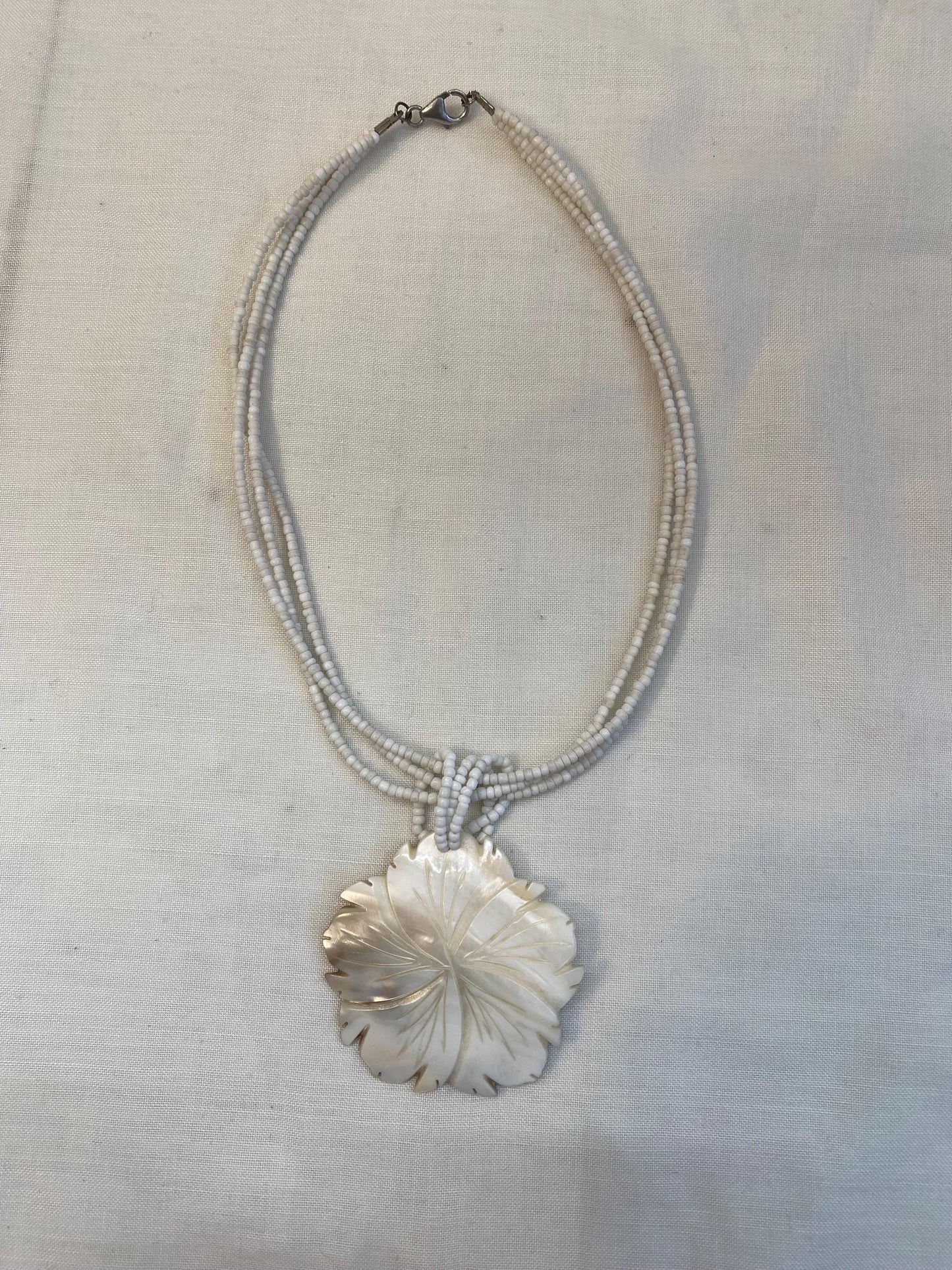 Collana con foglia in madreperla intagliata | Gioiello boho con perline bianche | Pendente 15 cm | Collana artigianale elegante