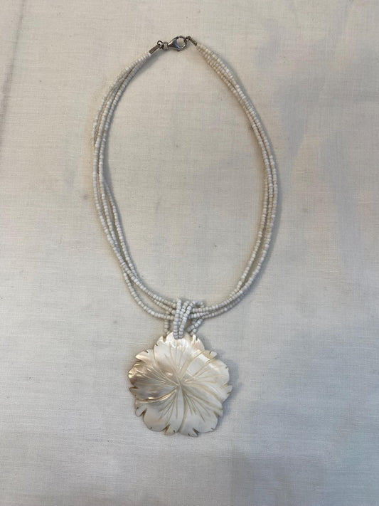 Collana con foglia in madreperla intagliata | Gioiello boho con perline bianche | Pendente 15 cm | Collana artigianale elegante