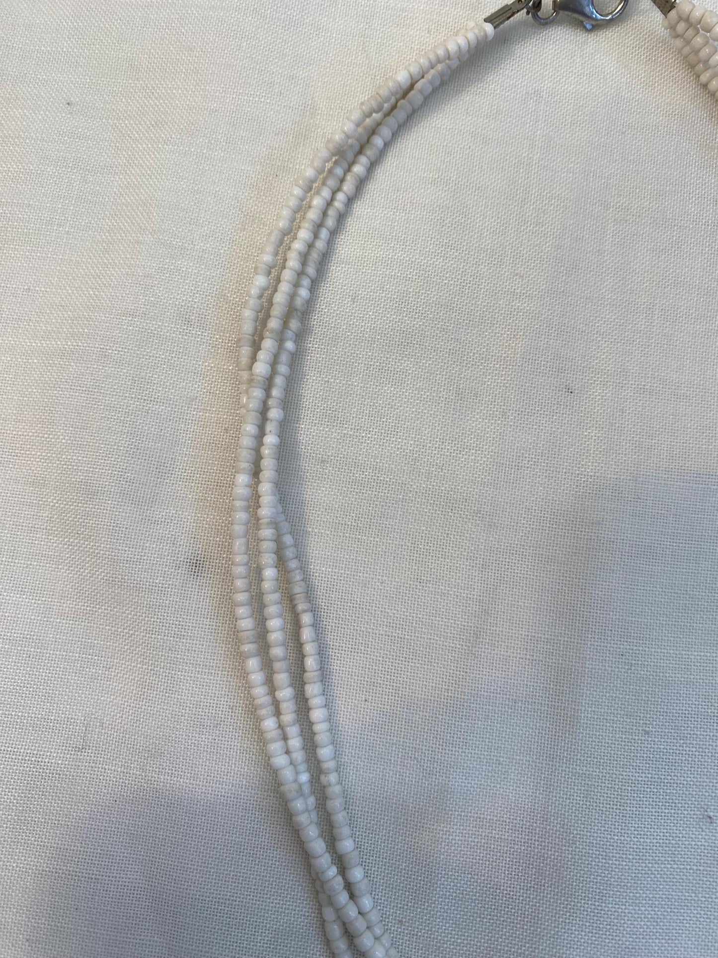 Collana con foglia in madreperla intagliata | Gioiello boho con perline bianche | Pendente 15 cm | Collana artigianale elegante