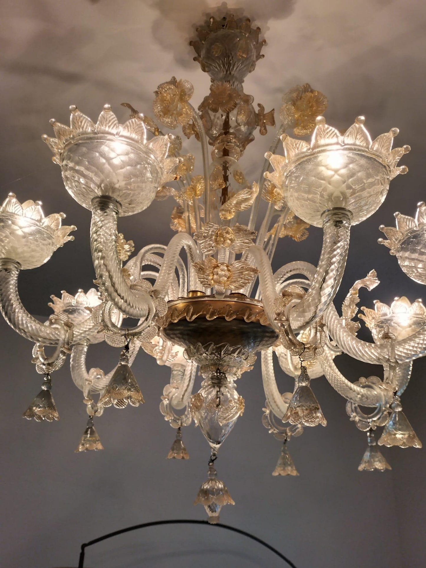 Lampadario vintage Murano anni 60 in vetro soffiato con fiori dorati  12 luci  Ø 90 x h 100 cm  barocco veneziano