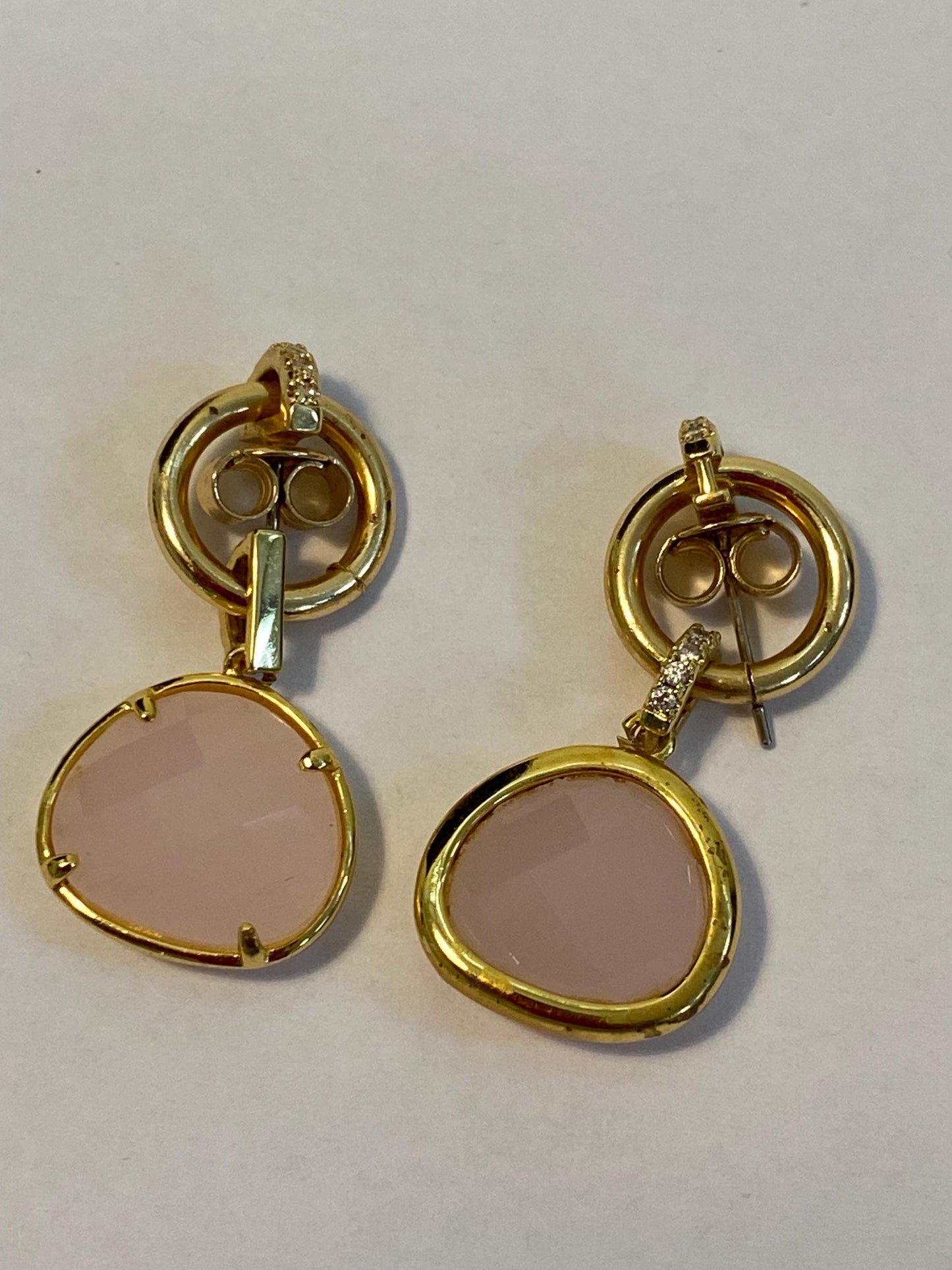 Orecchini pendenti oro con pietra rosa sintetica e zirconi | Gioielli eleganti da cerimonia o regalo romantico | 3x1,5 cm