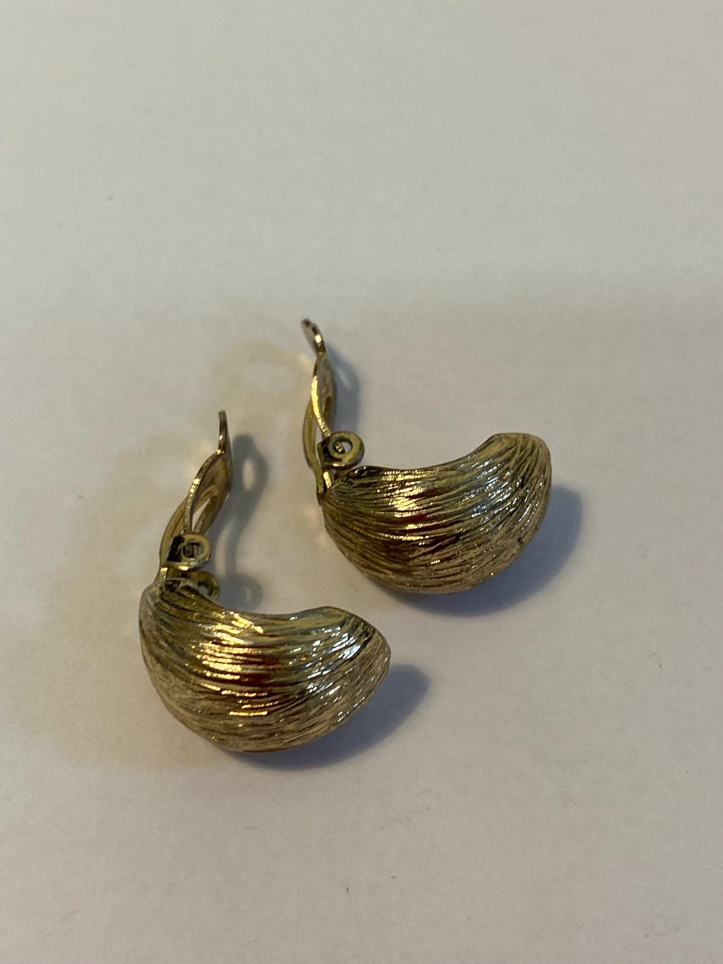Orecchini vintage a clip dorati effetto inciso | Design classico anni '70 | Eleganti e comodi 2x1,5 cm