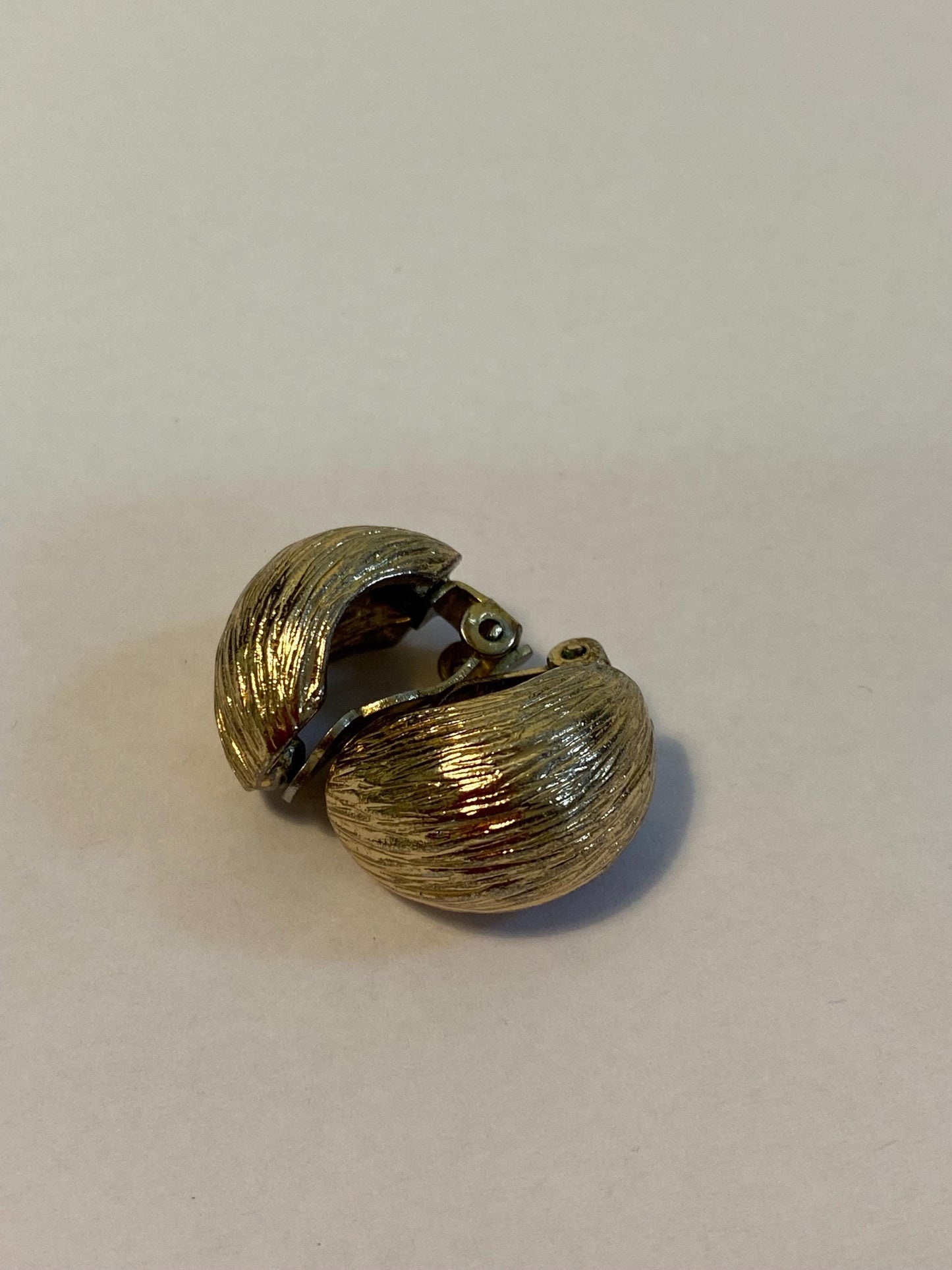 Orecchini vintage a clip dorati effetto inciso | Design classico anni '70 | Eleganti e comodi 2x1,5 cm