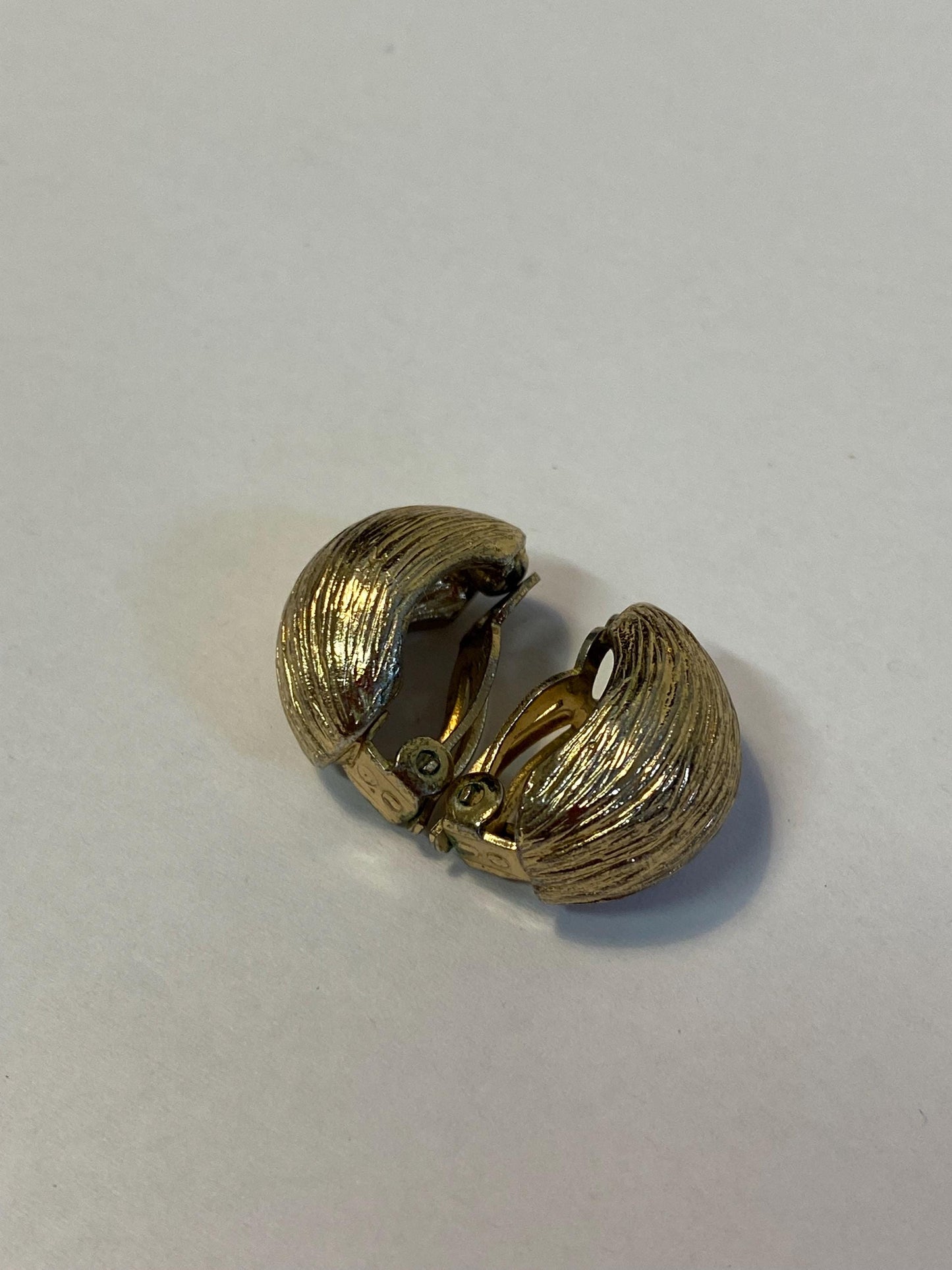Orecchini vintage a clip dorati effetto inciso | Design classico anni '70 | Eleganti e comodi 2x1,5 cm