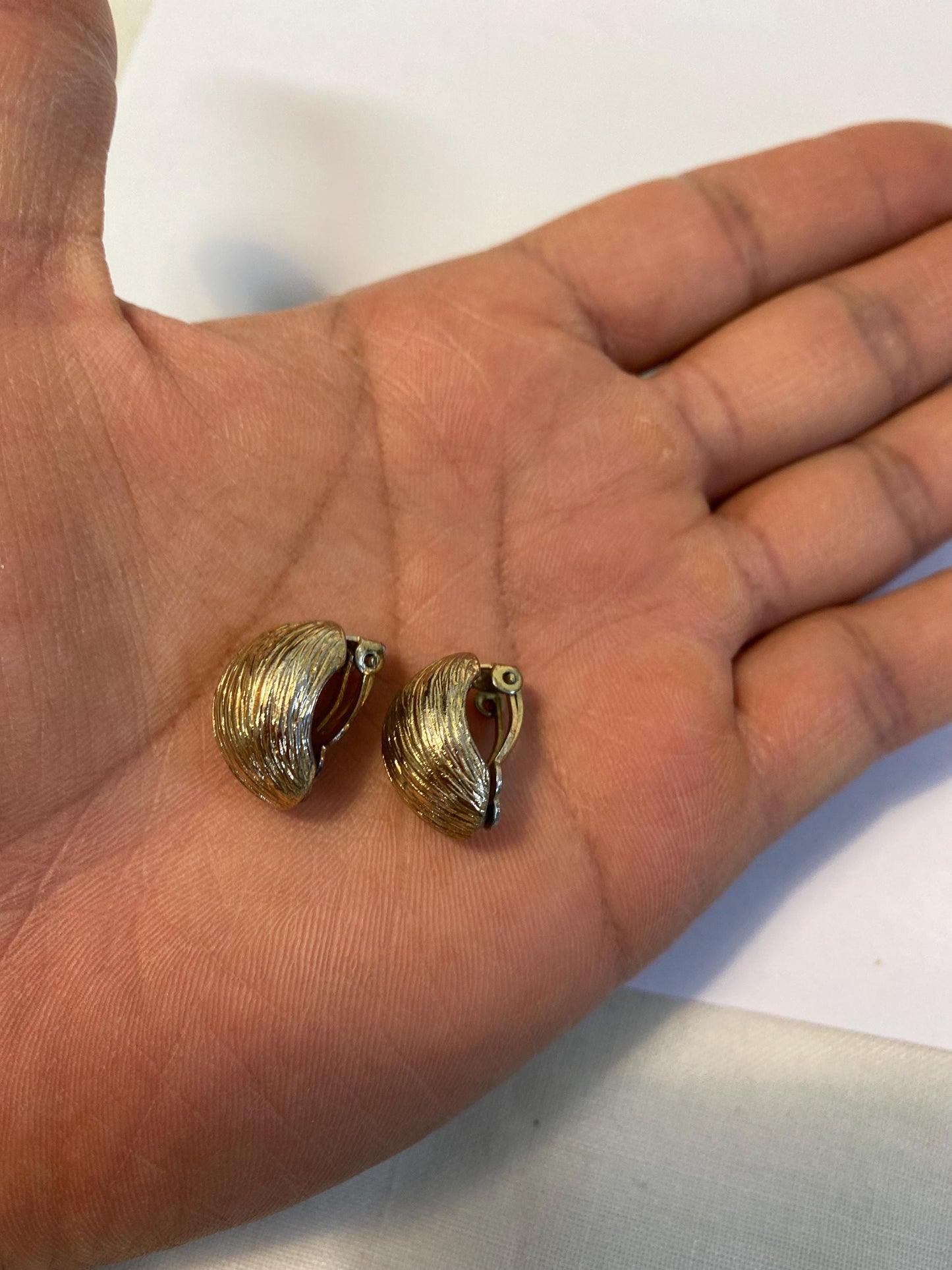 Orecchini vintage a clip dorati effetto inciso | Design classico anni '70 | Eleganti e comodi 2x1,5 cm