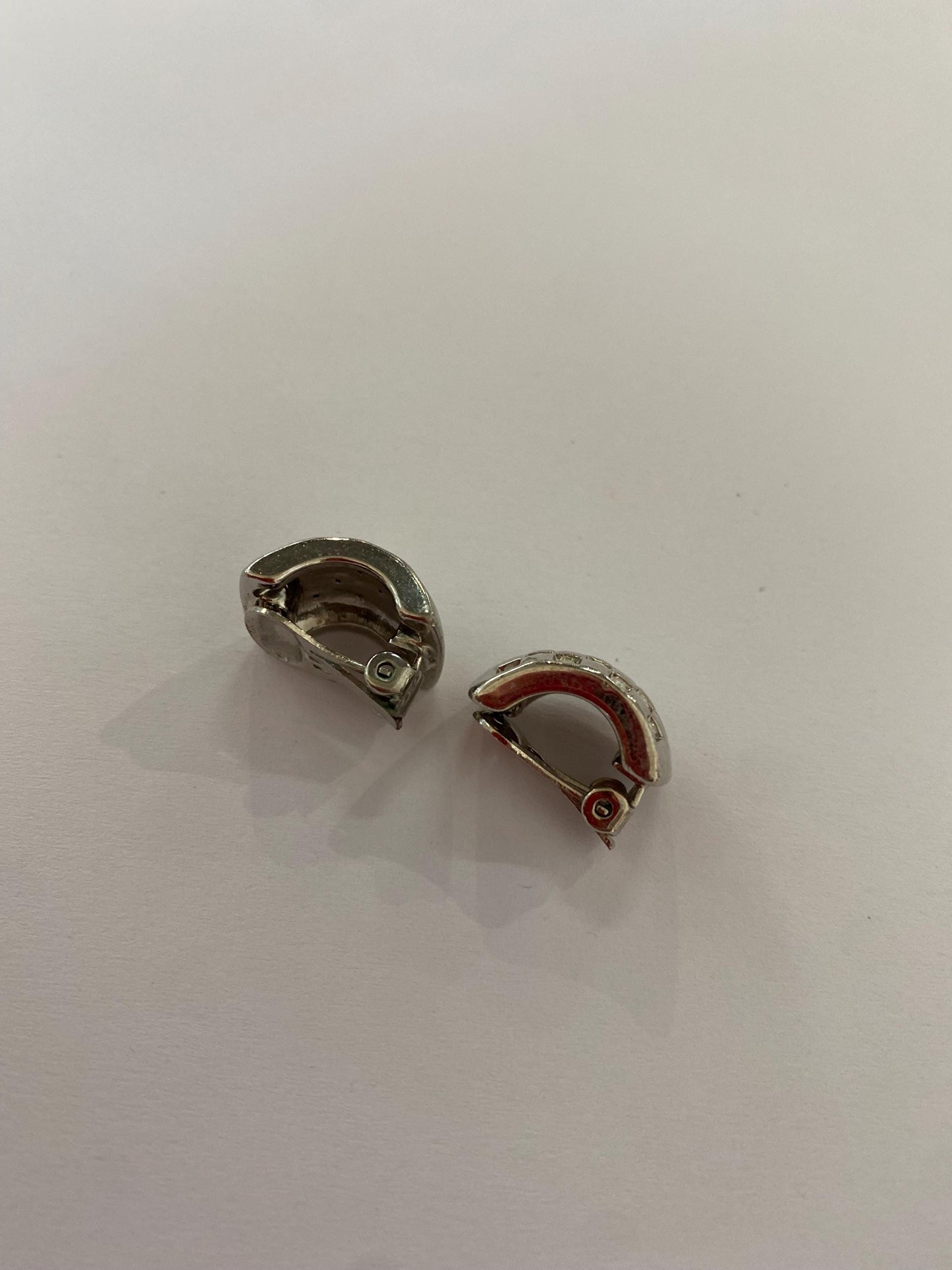 Orecchini a clip metallo argentato con strass pavé | Vintage eleganti anni '90 1,5x1 cm | Bijoux luminosi da sera