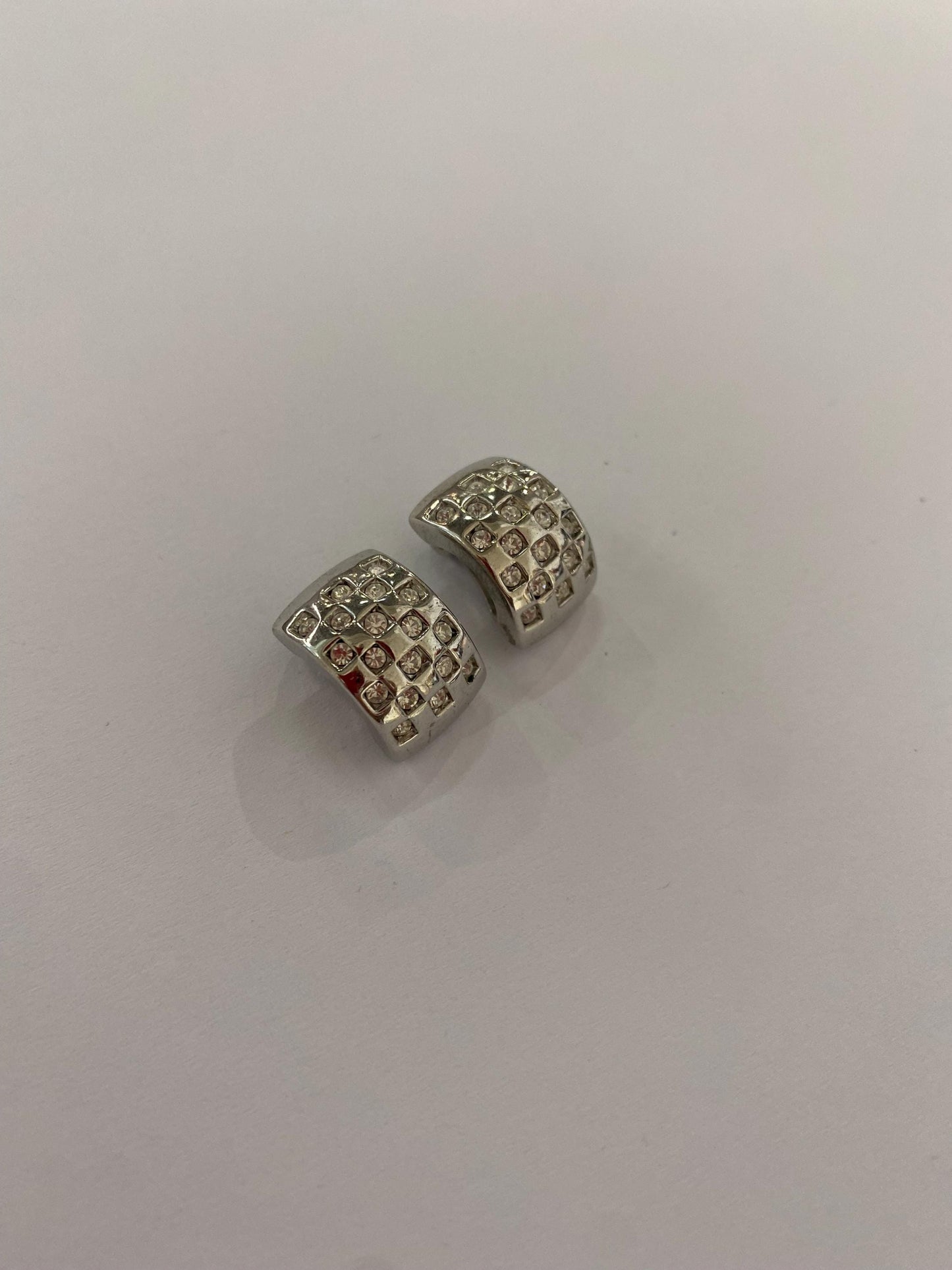 Orecchini a clip metallo argentato con strass pavé | Vintage eleganti anni '90 1,5x1 cm | Bijoux luminosi da sera