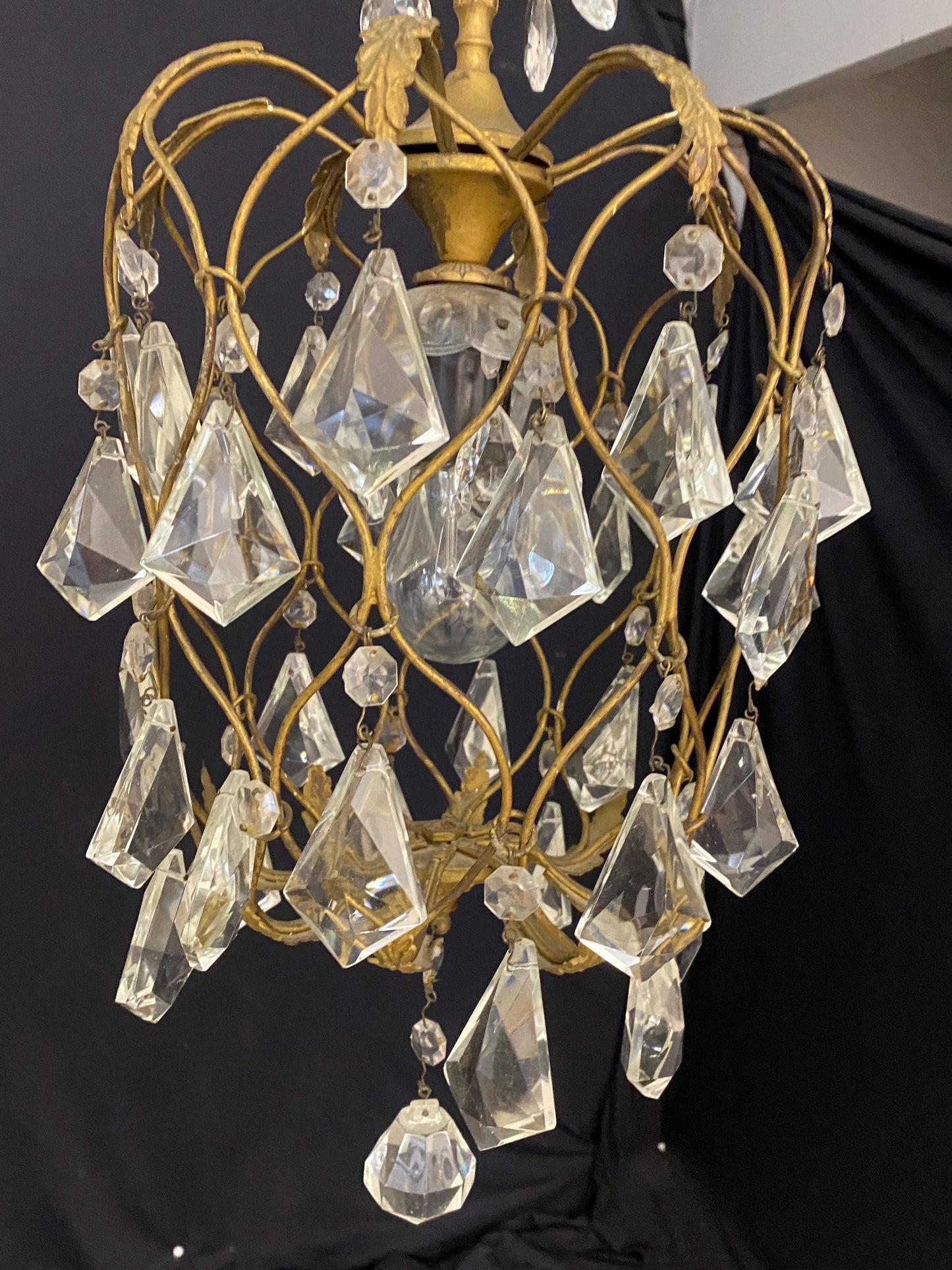 Lampadario vintage in ottone con gocce cristallo, 1 punto luce centrale, 25x50 cm, altezza max 75 cm, stile antico elegante