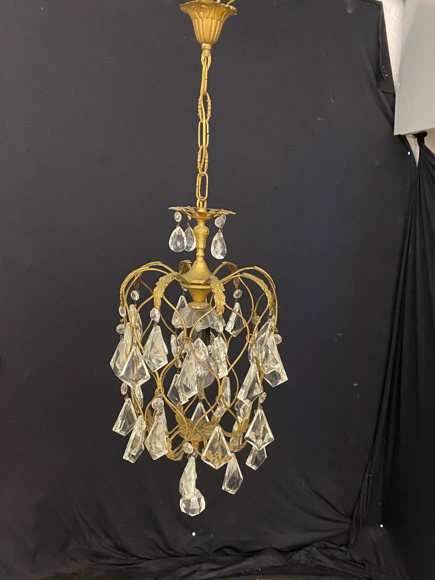 Lampadario vintage in ottone con gocce cristallo, 1 punto luce centrale, 25x50 cm, altezza max 75 cm, stile antico elegante