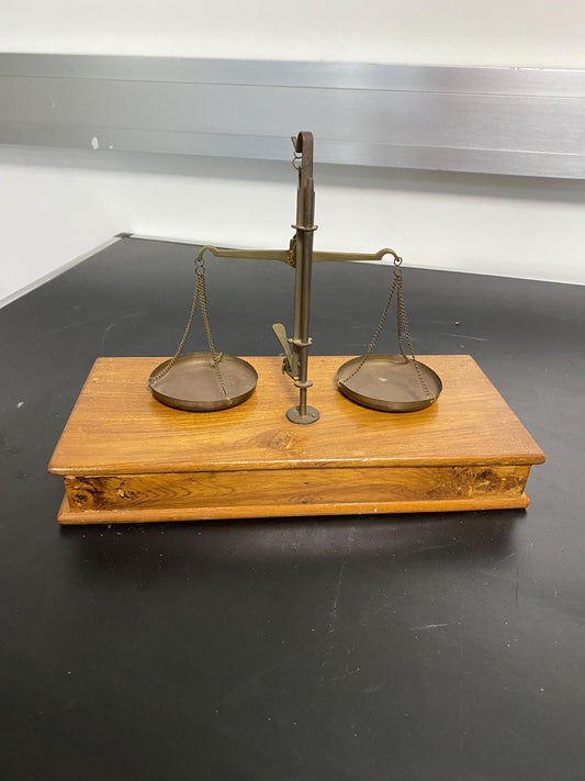 Bilancia da farmacia vintage con base in legno e cassetto, bilancia antica con pesi strumento di precisione decorativo alchimista oreficeria