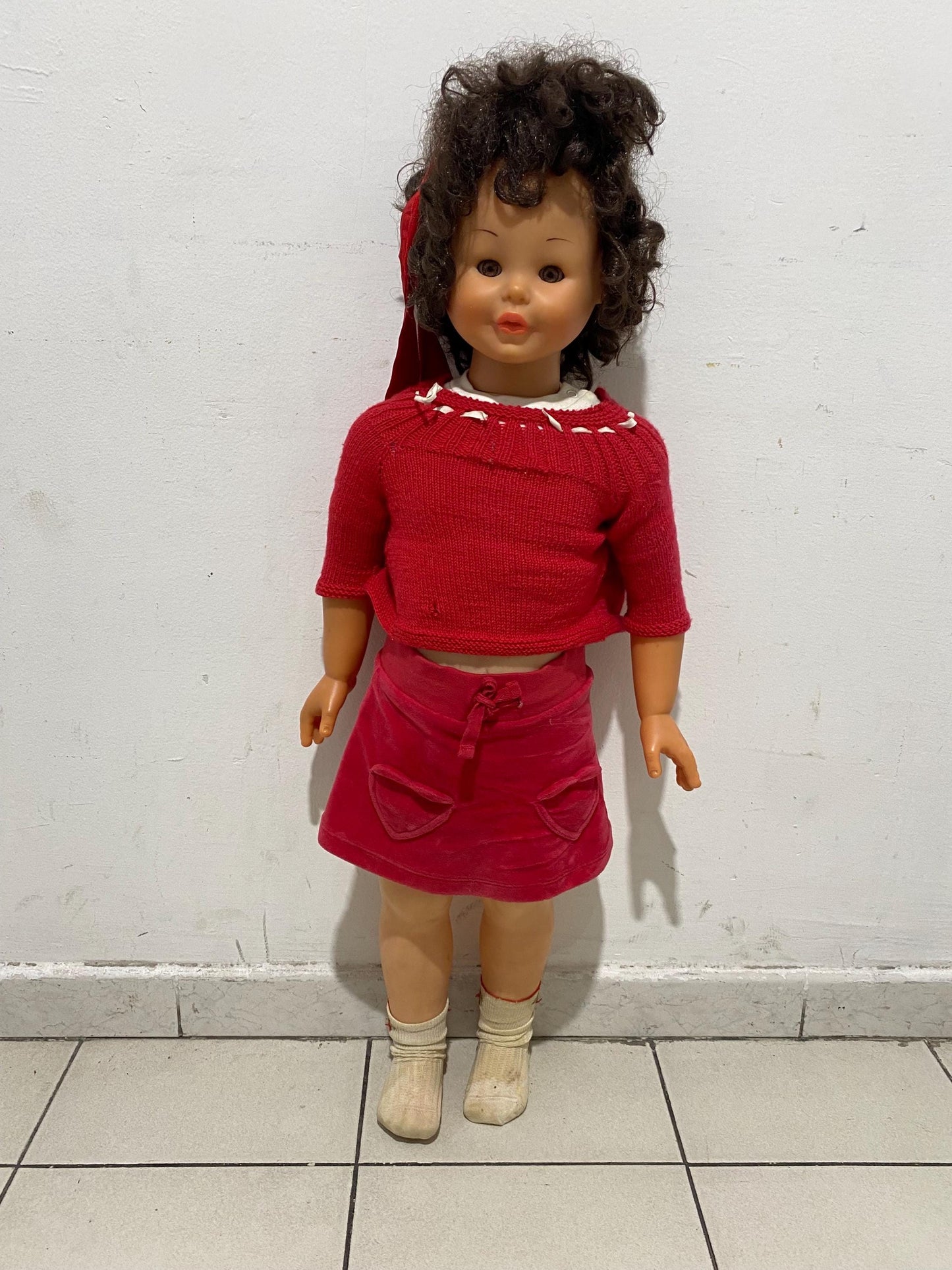 Bambola vintage italiana anni '70 90cm  Occhi mobili, capelli ricci, vestito rosso  Rara da collezione retro
