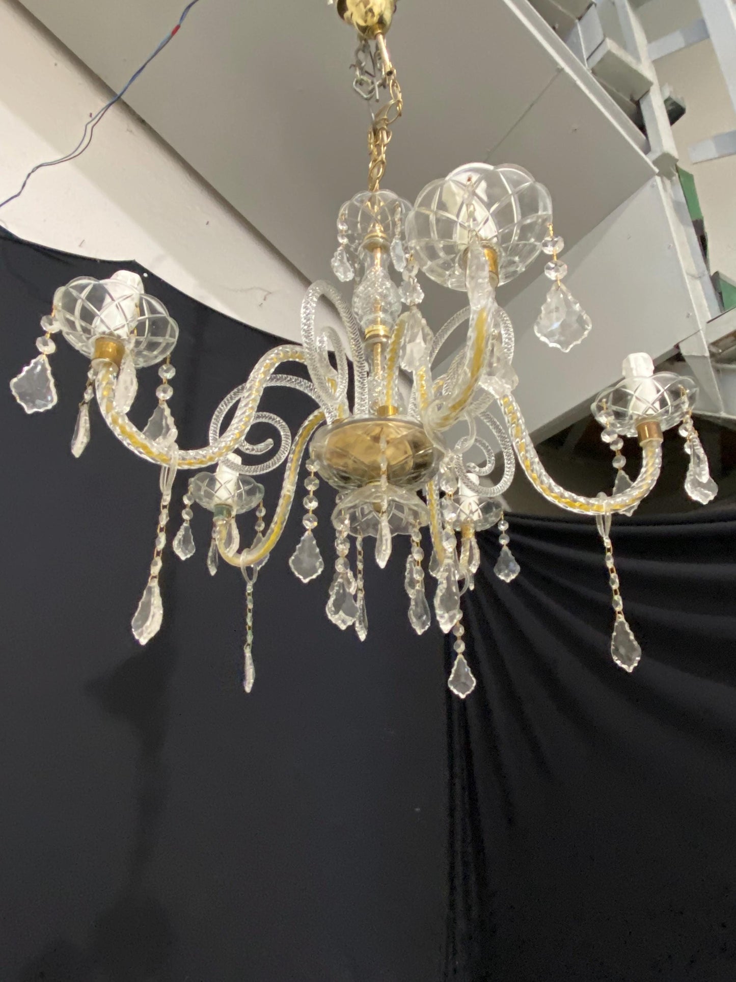 Lampadario vintage in vetro di Murano a 5 luci con pendenti, cristalli e dettagli oro, 40x60 cm regolabile  stile classico raffinato