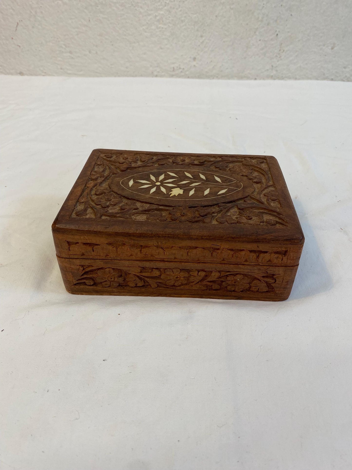 Scatola portagioie vintage in legno intagliato con intarsio in osso  India  18x13x7 cm  Fodera interna blu velluto