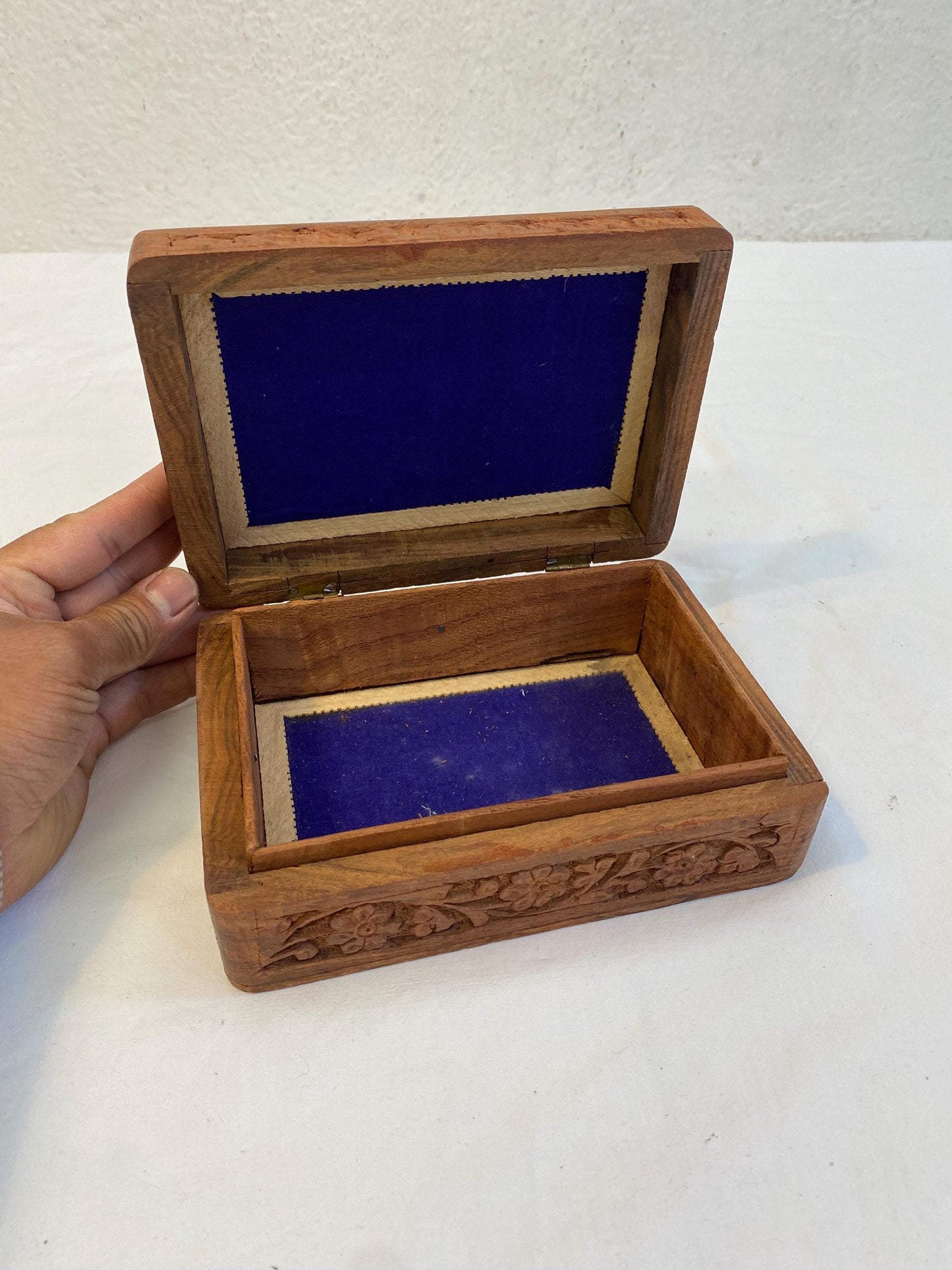 Scatola portagioie vintage in legno intagliato con intarsio in osso  India  18x13x7 cm  Fodera interna blu velluto
