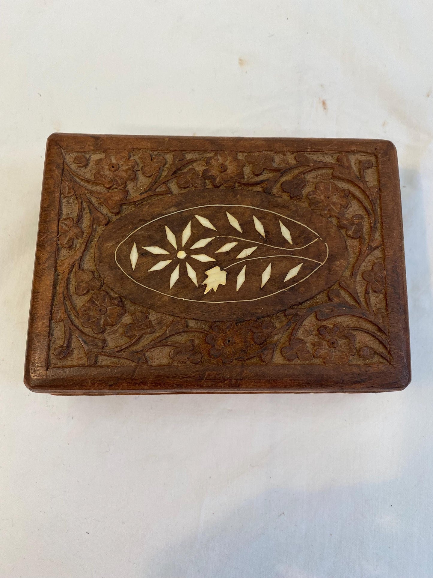 Scatola portagioie vintage in legno intagliato con intarsio in osso  India  18x13x7 cm  Fodera interna blu velluto