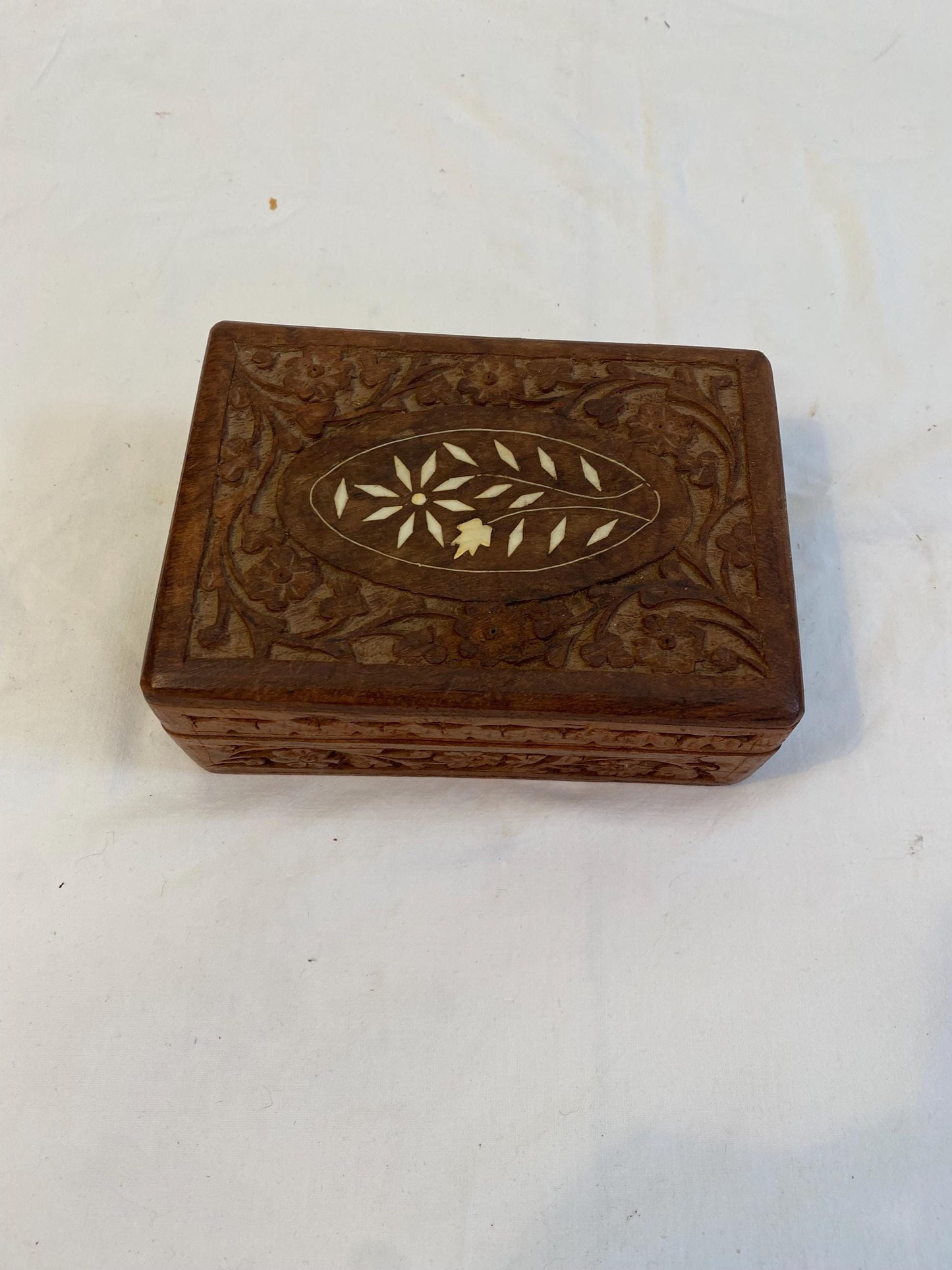 Scatola portagioie vintage in legno intagliato con intarsio in osso  India  18x13x7 cm  Fodera interna blu velluto