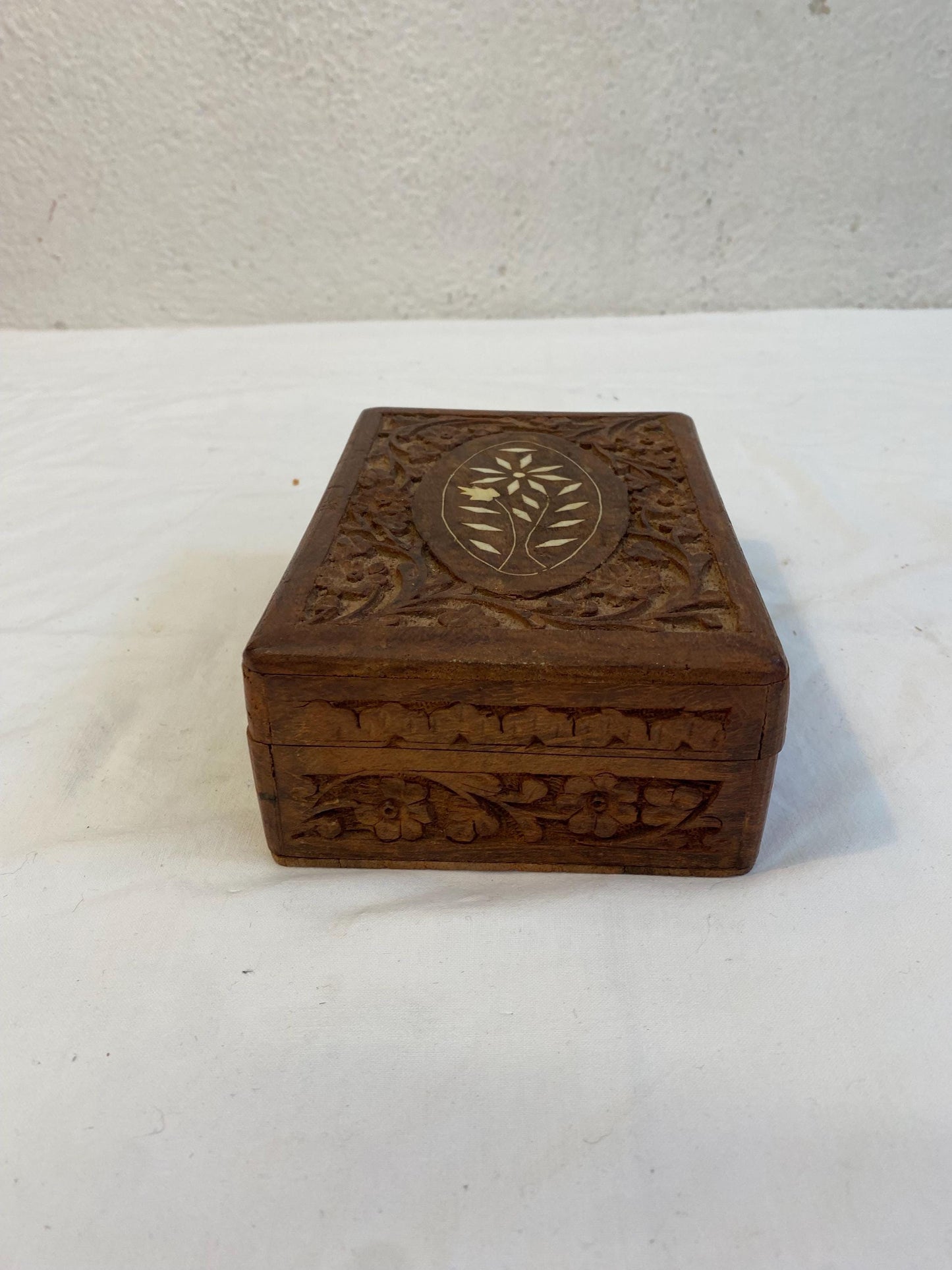 Scatola portagioie vintage in legno intagliato con intarsio in osso  India  18x13x7 cm  Fodera interna blu velluto