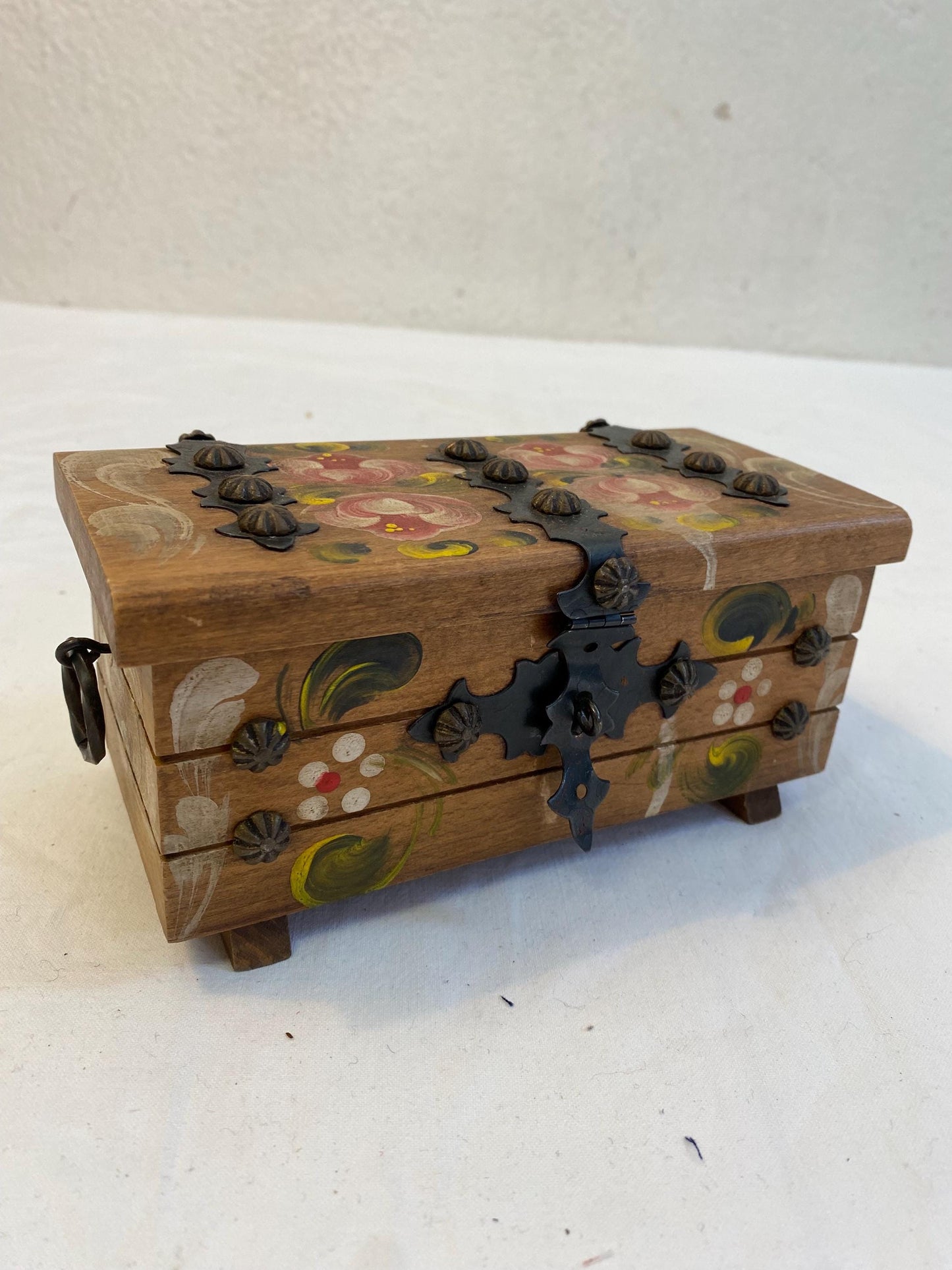 Scatola portagioie vintage dipinta a mano con chiusura in ferro  18x9x8 cm  stile rustico folklorico