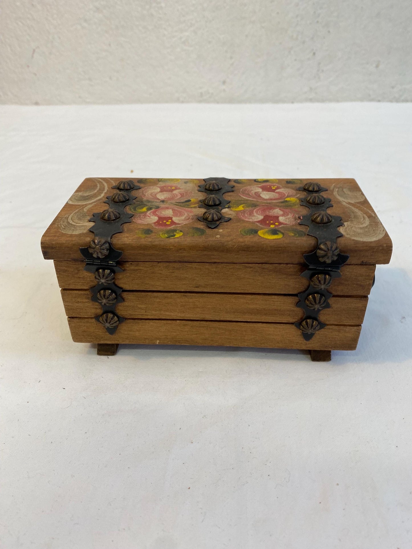 Scatola portagioie vintage dipinta a mano con chiusura in ferro  18x9x8 cm  stile rustico folklorico