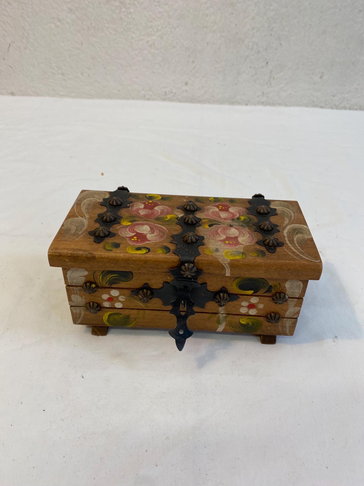 Scatola portagioie vintage dipinta a mano con chiusura in ferro  18x9x8 cm  stile rustico folklorico