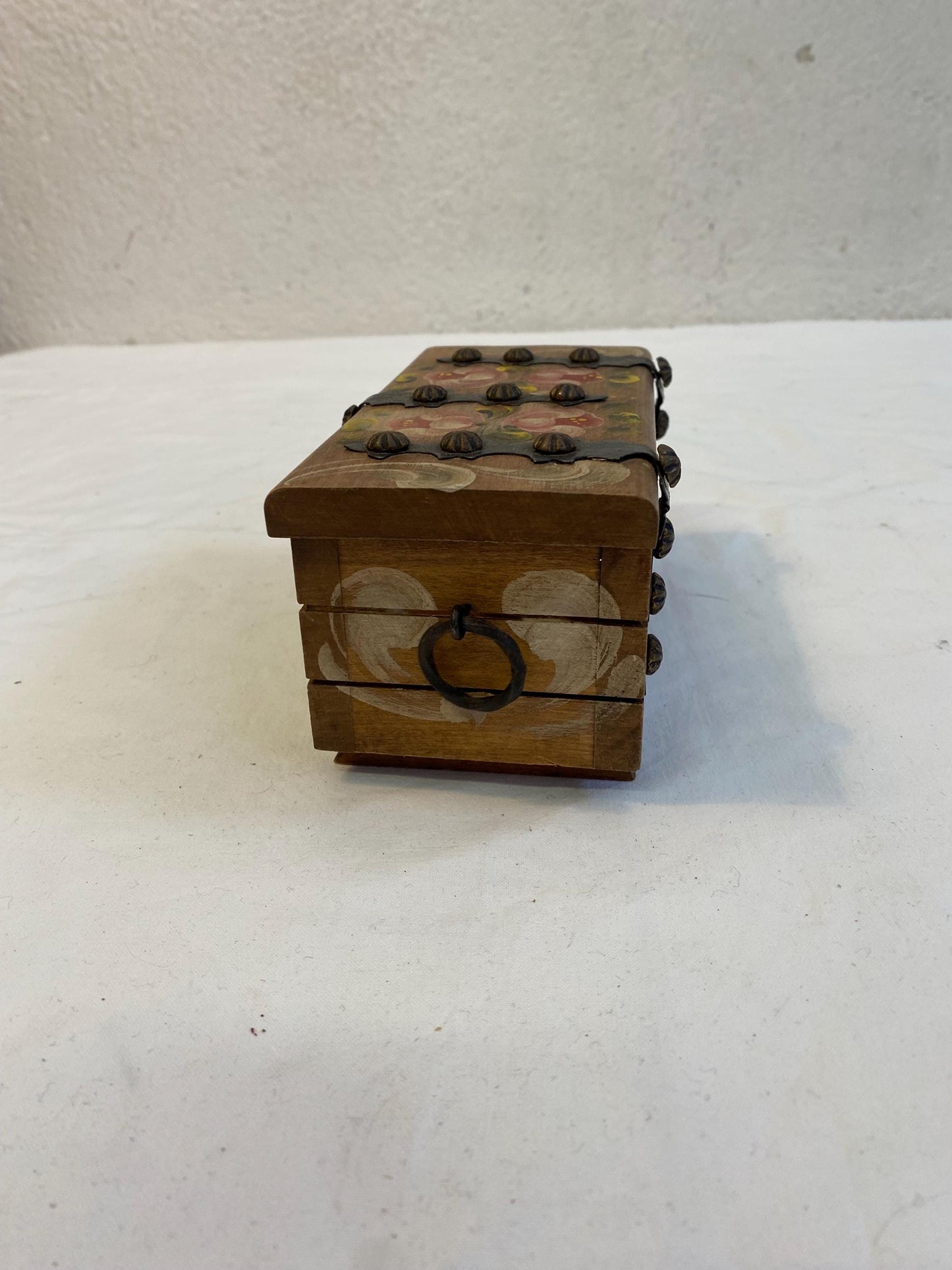 Scatola portagioie vintage dipinta a mano con chiusura in ferro  18x9x8 cm  stile rustico folklorico