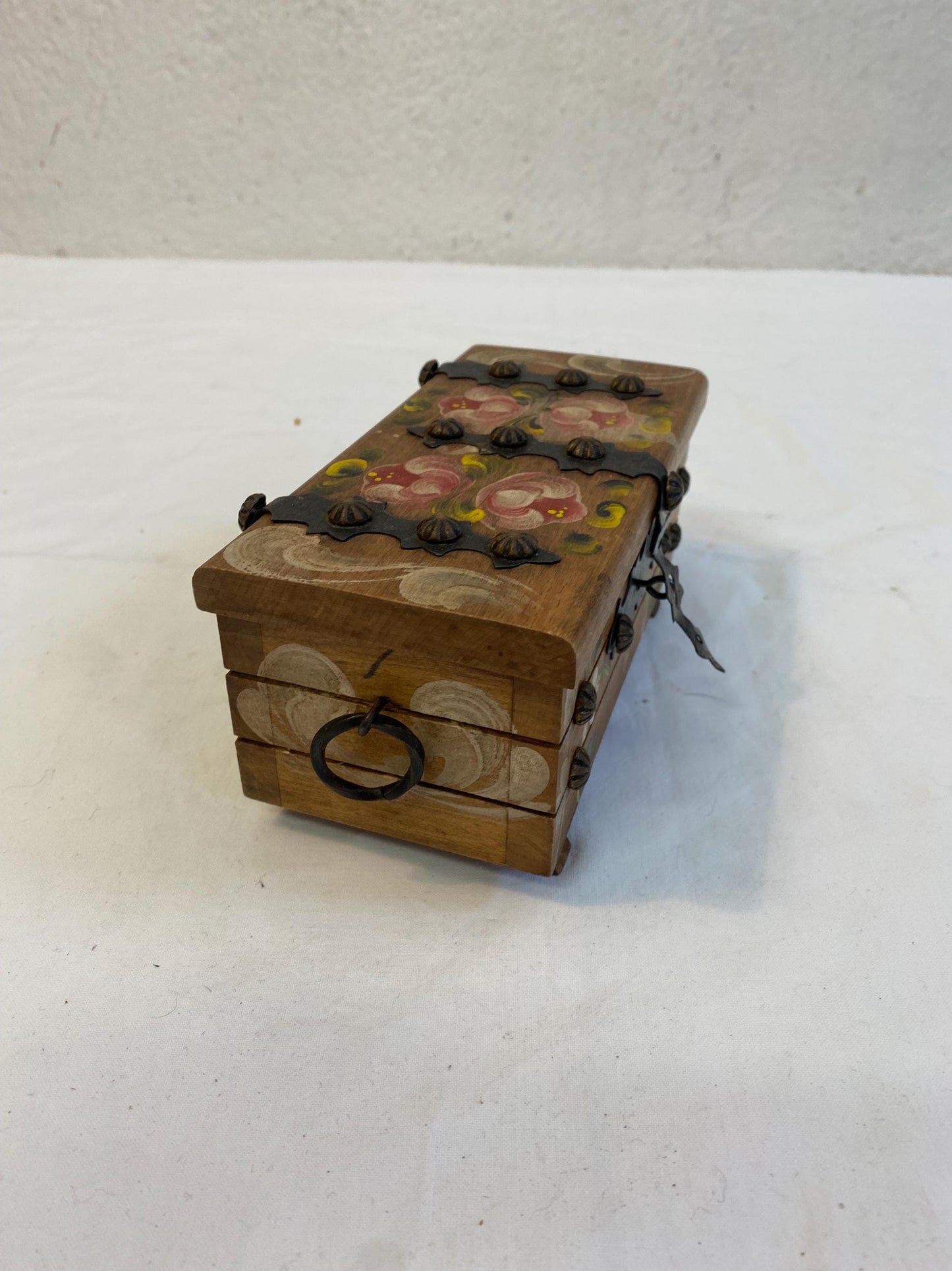 Scatola portagioie vintage dipinta a mano con chiusura in ferro  18x9x8 cm  stile rustico folklorico