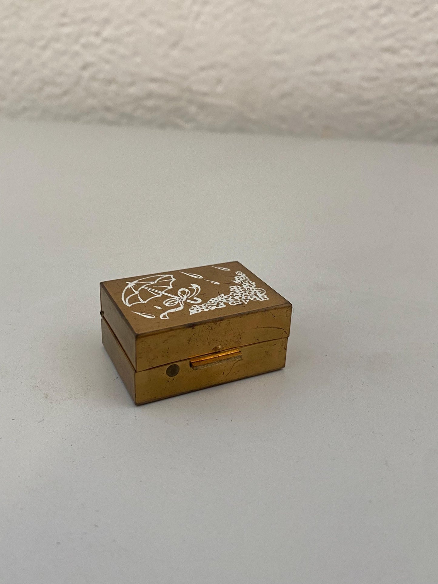 Portapillole vintage in ottone inciso con fiori e ombrello  scatolina da collezione 4x3x2 cm