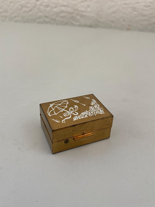 Portapillole vintage in ottone inciso con fiori e ombrello  scatolina da collezione 4x3x2 cm