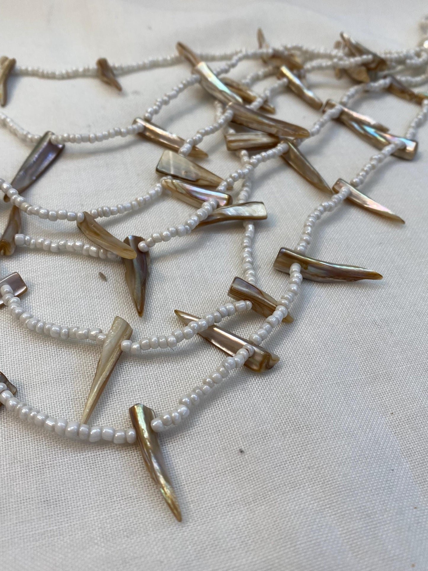 Collana etnica con punte in madreperla | Collier boho multistrato con perline bianche | Girocollo 67 cm stile tribale vintage