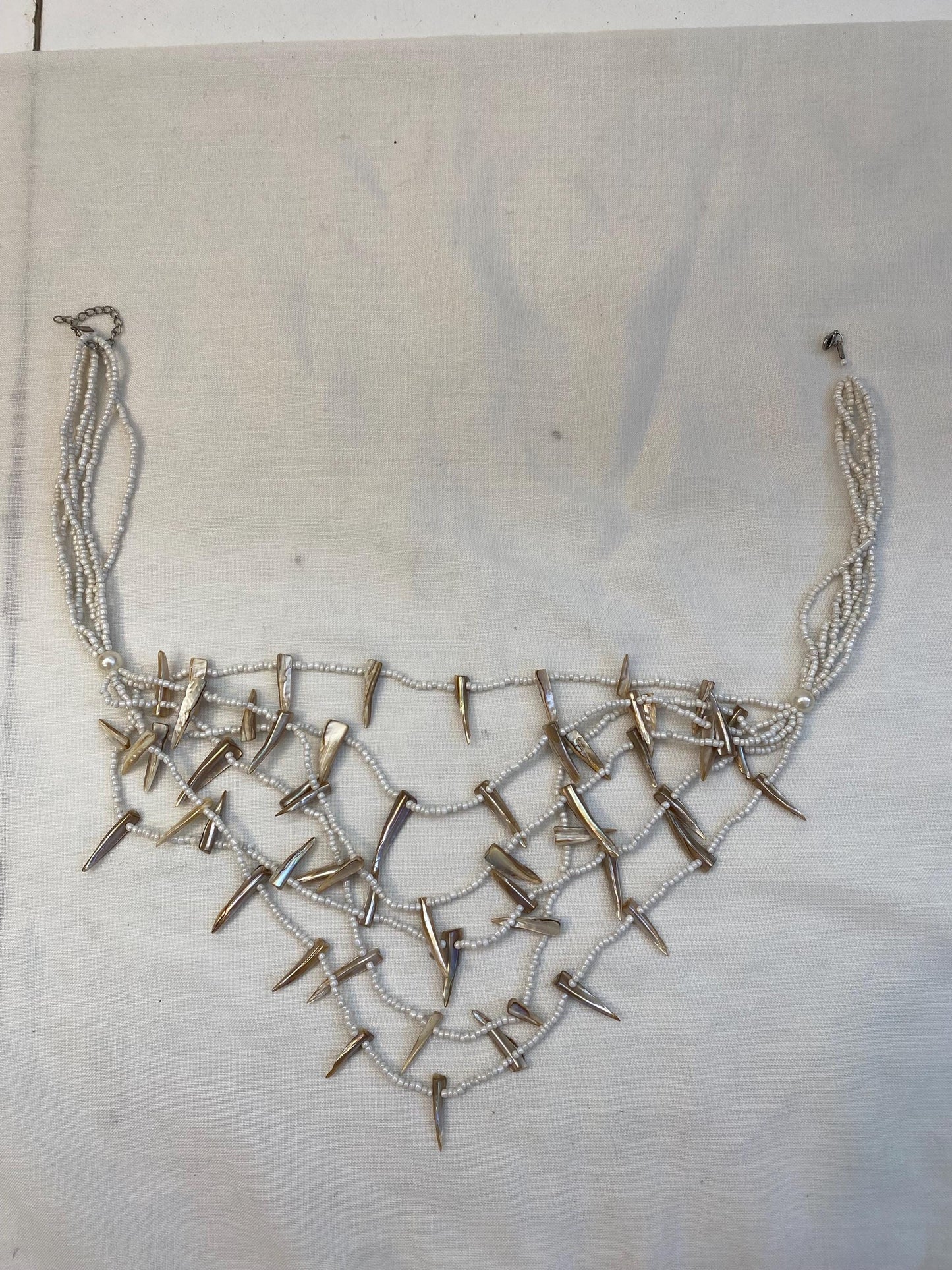 Collana etnica con punte in madreperla | Collier boho multistrato con perline bianche | Girocollo 67 cm stile tribale vintage