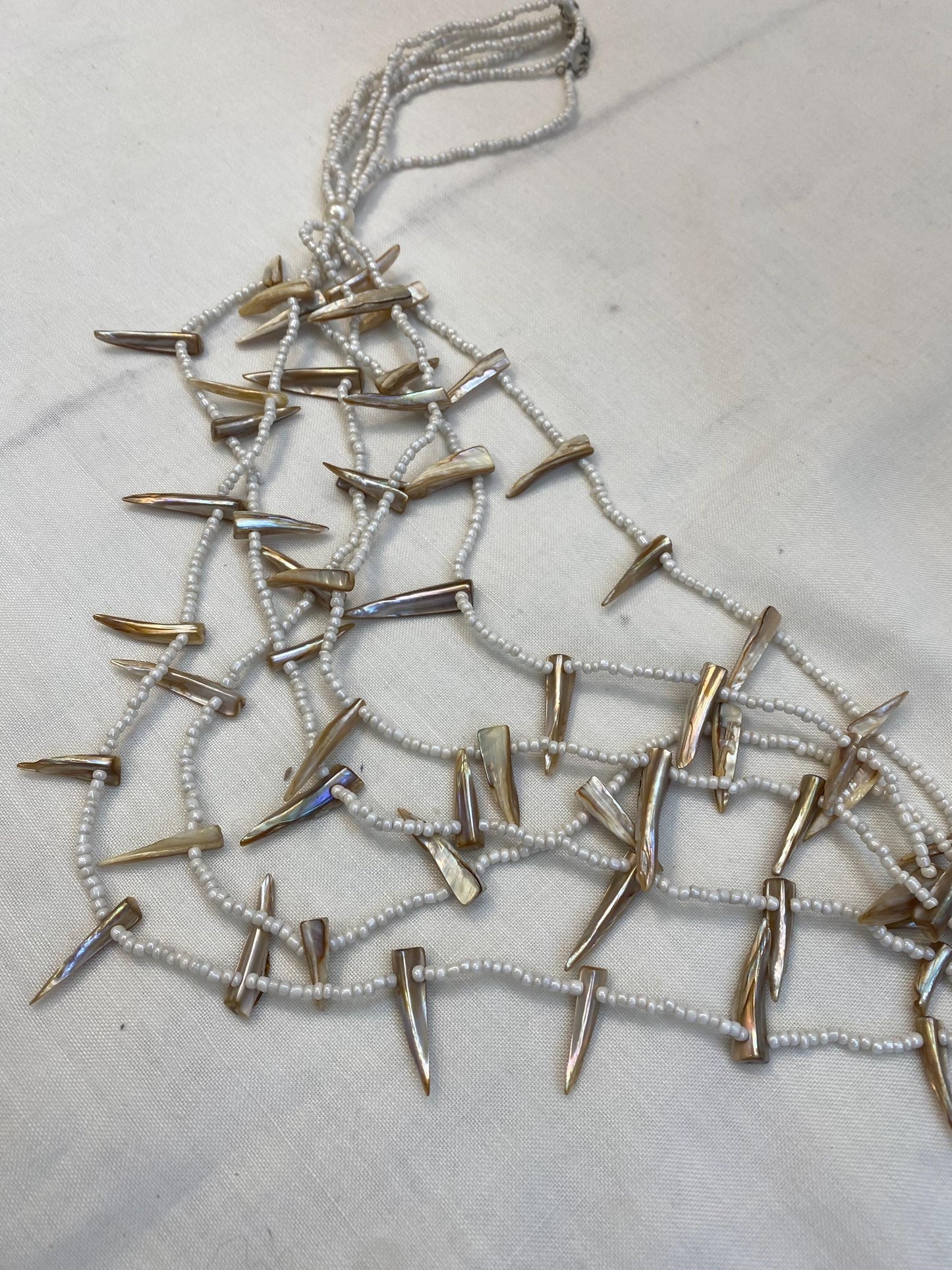Collana etnica con punte in madreperla | Collier boho multistrato con perline bianche | Girocollo 67 cm stile tribale vintage