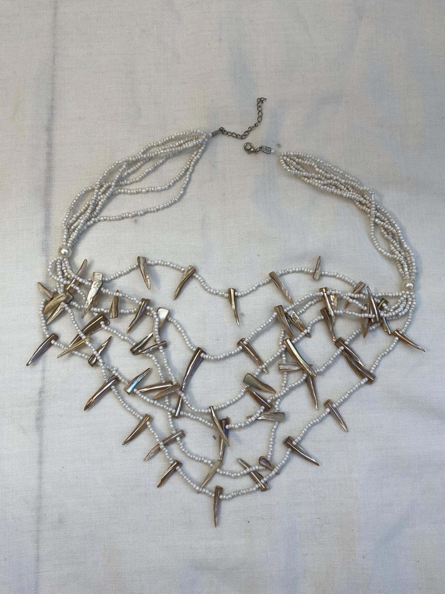 Collana etnica con punte in madreperla | Collier boho multistrato con perline bianche | Girocollo 67 cm stile tribale vintage