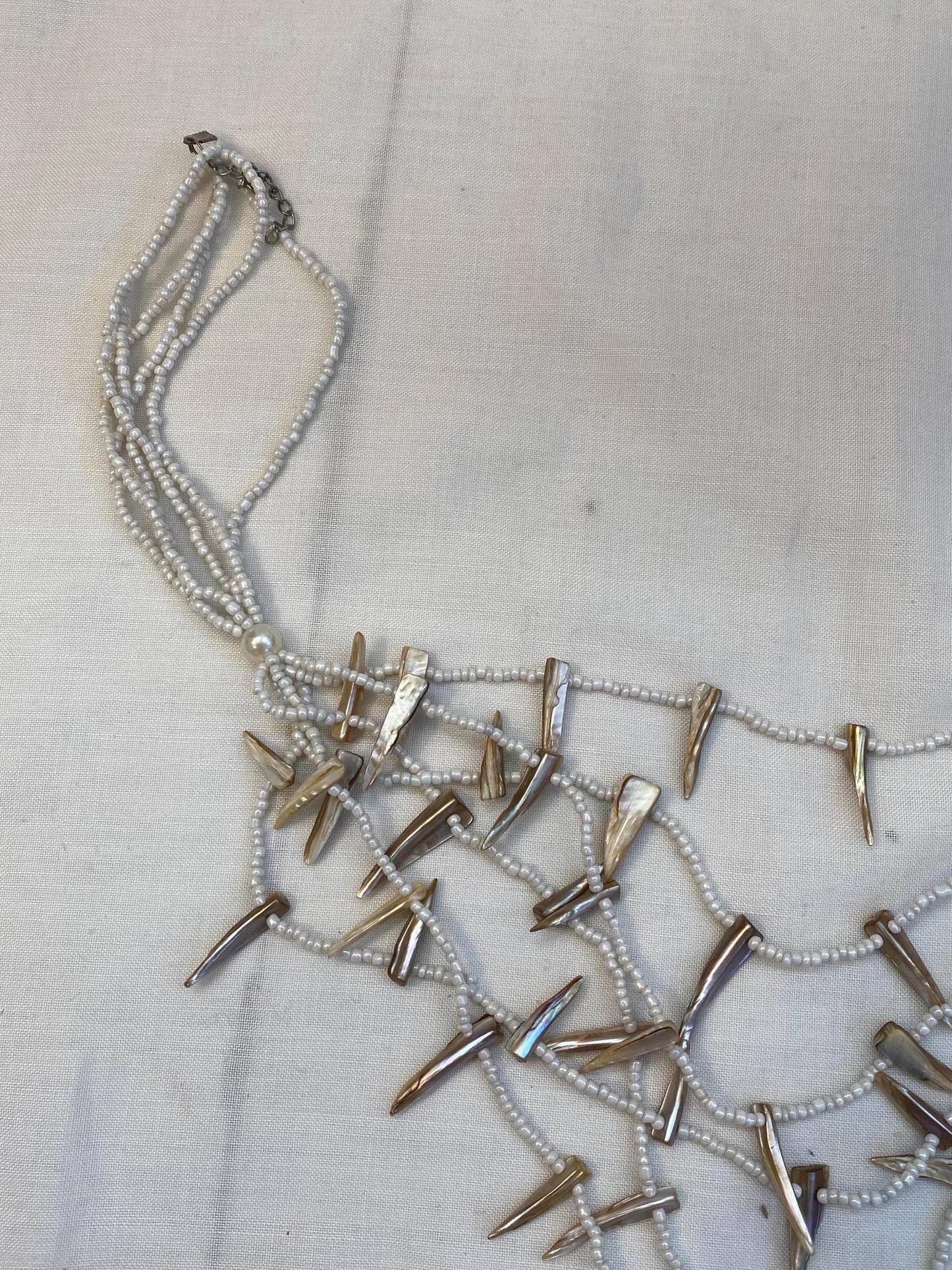 Collana etnica con punte in madreperla | Collier boho multistrato con perline bianche | Girocollo 67 cm stile tribale vintage